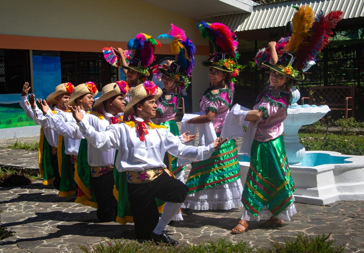 El Ballet Folclórico celebra 25 años de llevar las raíces de Nicaragua a Costa Rica, de la mano de Eduardo Flores, un granadino que convirtió su amor por la cultura en un puente entre dos pueblos.
