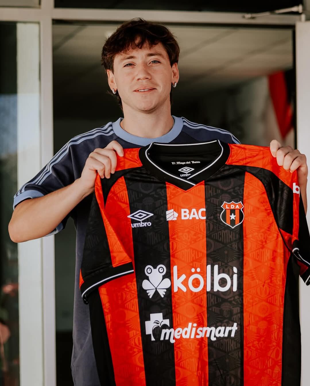 Paulo Londra estuvo este viernes en el Centro de Alto Rendimiento de Alajuelense. Foto: Cortesía LDA