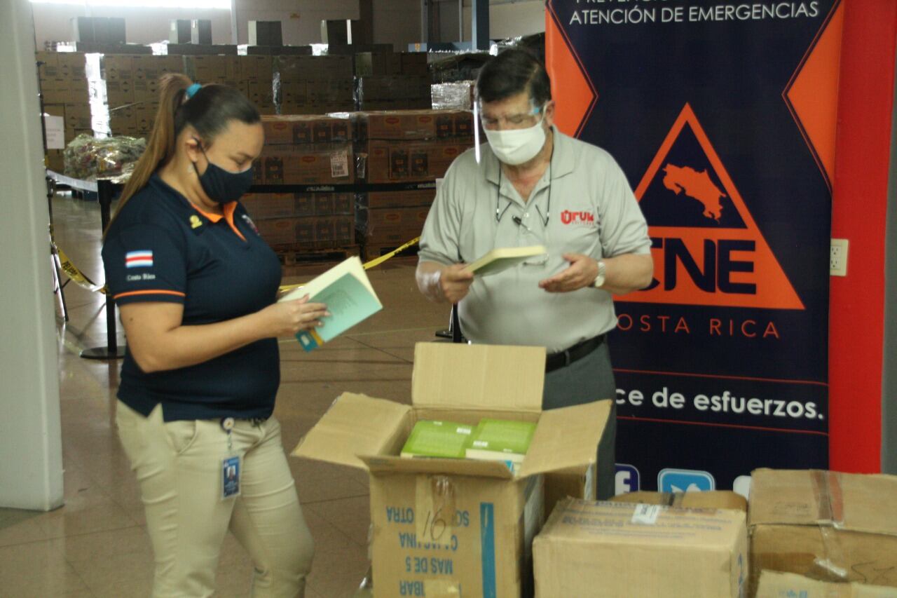 Uruk Editores donó 2.677 libros de literatura clásica y actual, que serán entregados dentro de las bolsas de alimentos a las personas más afectadas por la actual pandemia y que distribuye la Comisión Nacional de Emergencias