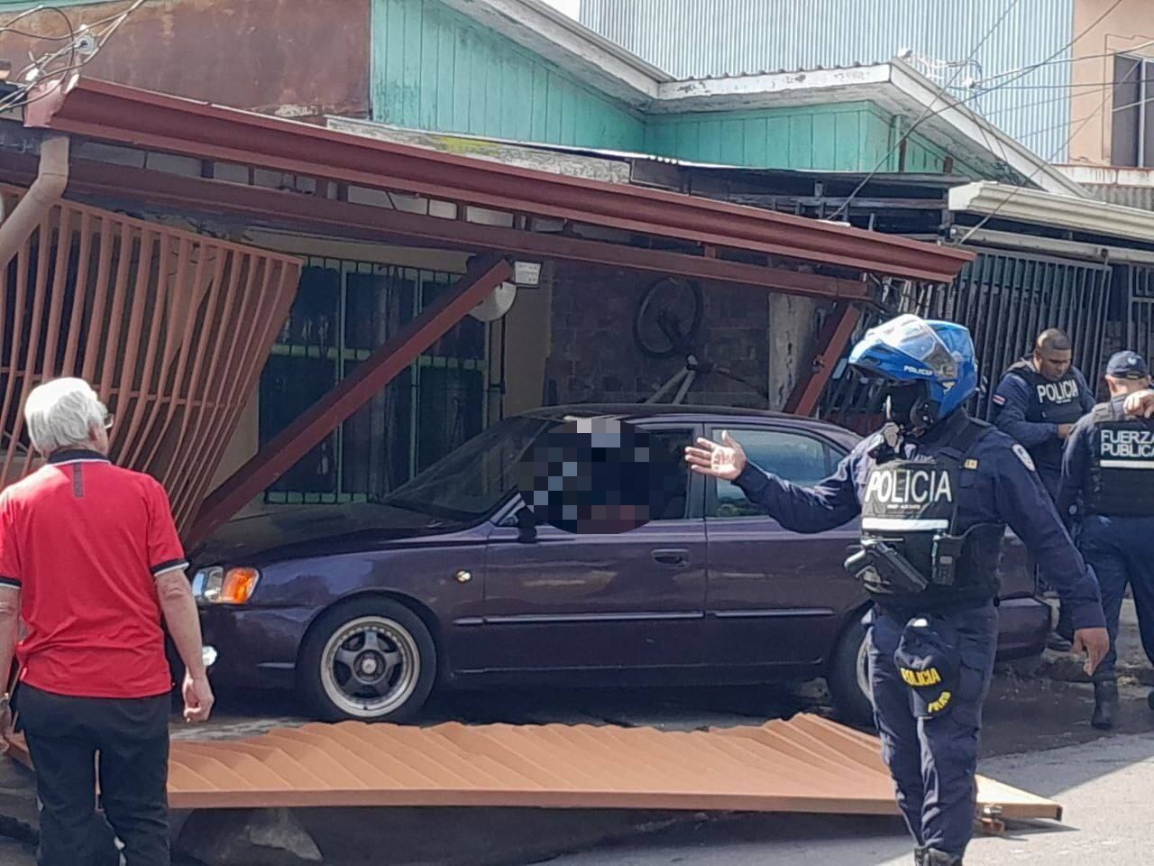 Uno de los fallecidos fue encontrado dentro de un carro, el otro estaba en la parte interna de una casa. Foto cortesía.