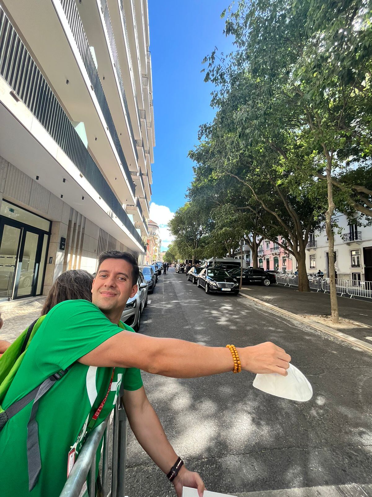 Daniel Castillo es el padrino de Mariel Castillo y ambos están en la  JMJ-Portugal 2023. Llevaron un solideo que el papa Francisco se puso y se los devolvió, ahora lo subastarán a beneficio de Obras del Espíritu Santo