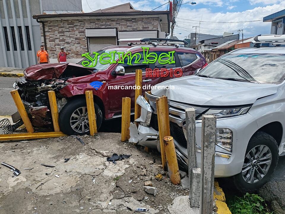 Hombre se salvó de milagro de ser impactado por dos carros en fuerte accidente