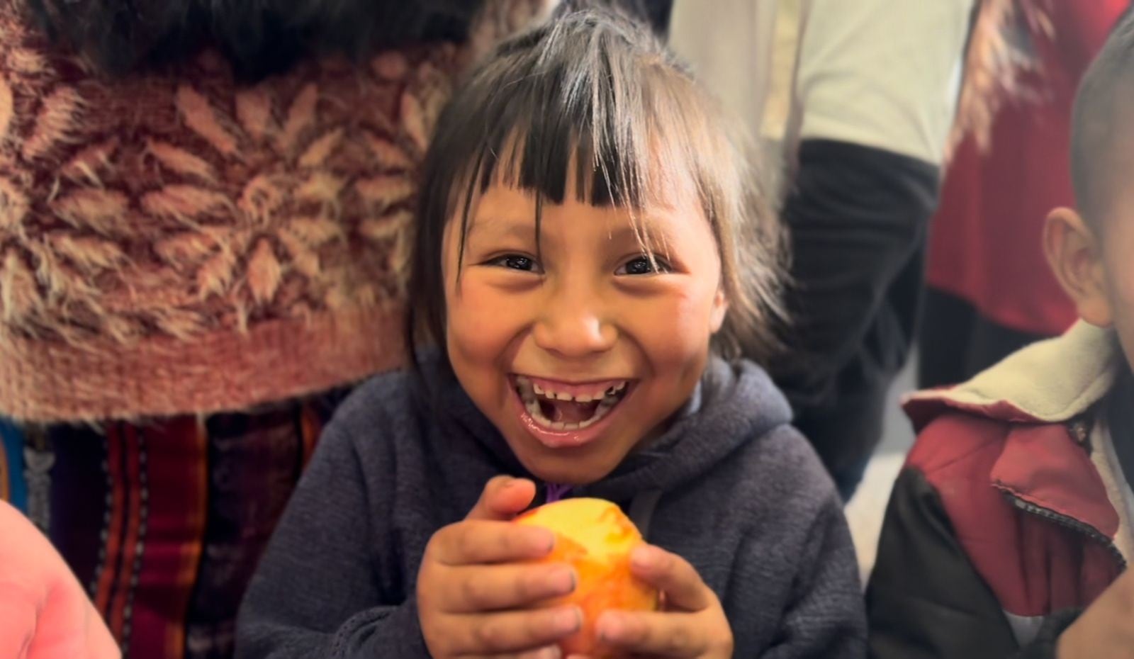El padre Sergio Valverde y sus Obras del Espíritu Santo no solo alegran la Navidad y el Año Nuevo de miles de niños y familias en Costa Rica, también alcanza la solidaridad para hacerlo en Guatemala y El Salvador