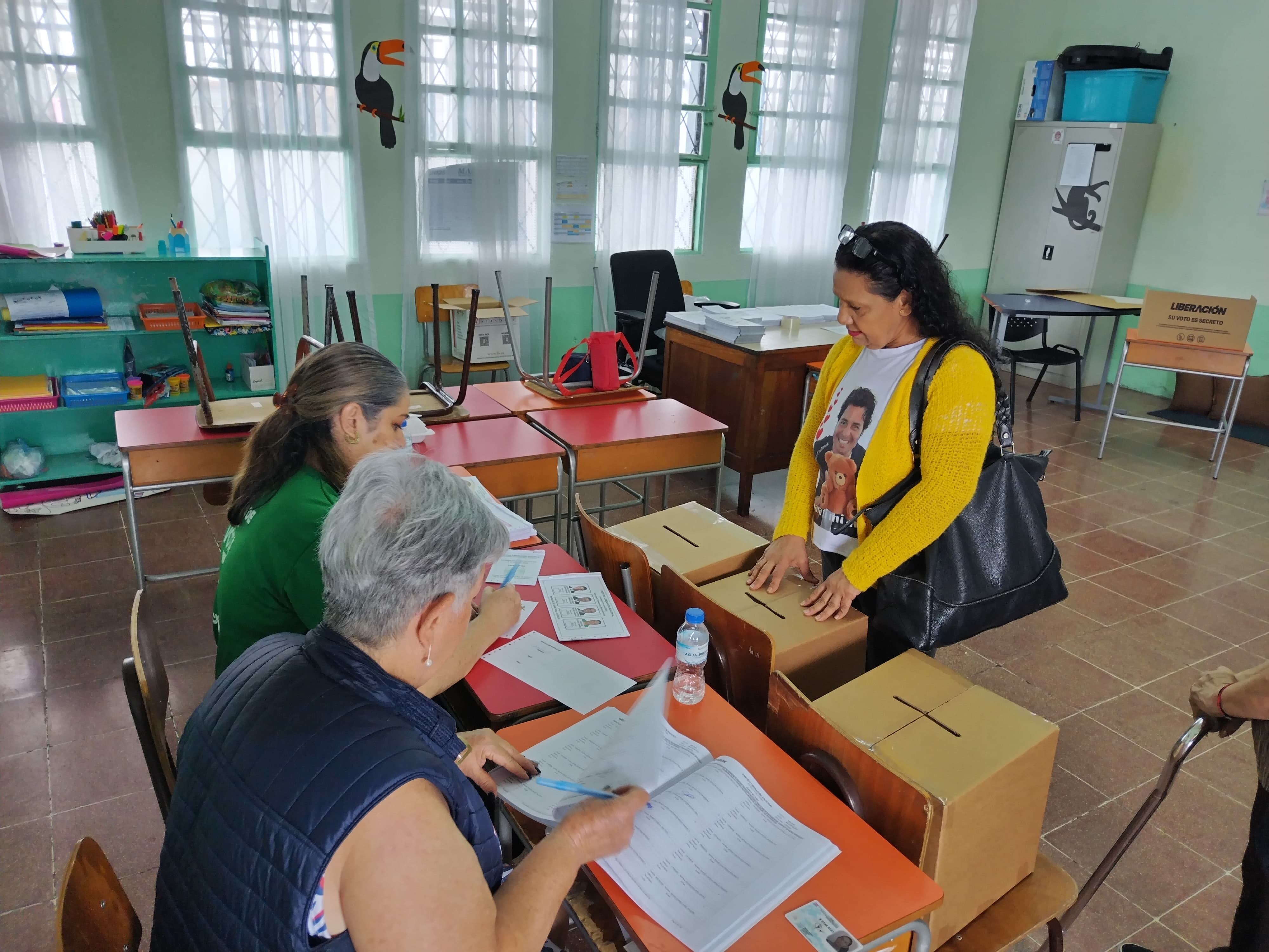 Mitzi Madrigal votó el domingo 6 de abril en la convención interna de Liberación Nacional menos 12 de horas después de haber visto a Chayanne en concierto. Votó en la escuela Dante Aligheri de Lourdes de Montes de Oca. En la foto la acompaña su amiga Fiorella Castro.