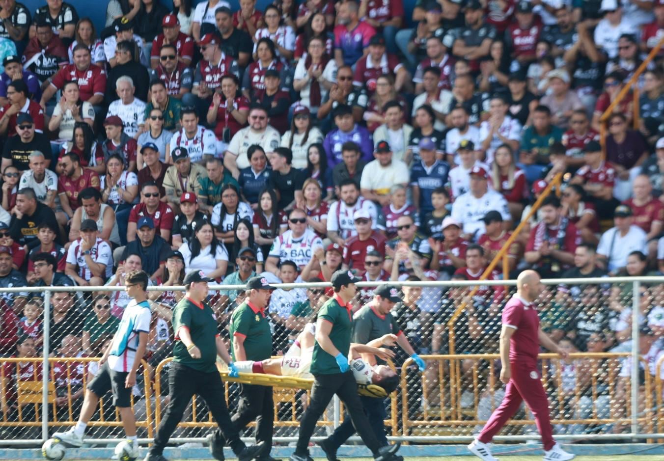 Sebastián Acuña, jugador del Saprissa salió lesionado del juego entre Guadalupe y Saprissa.