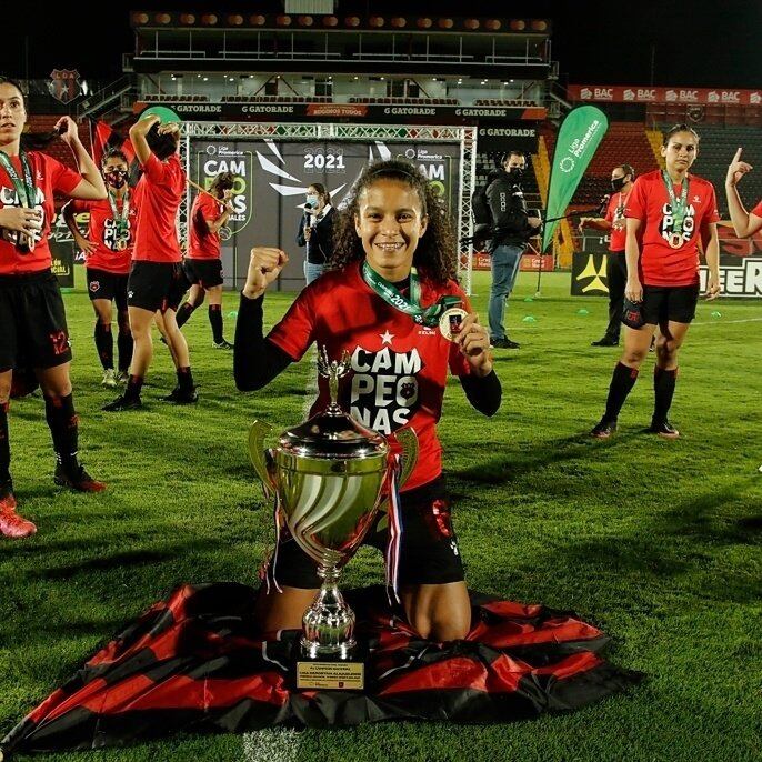 Marilenis Oporta, jugadora de Alajuelense que se tatuó la copa. Cortesía.