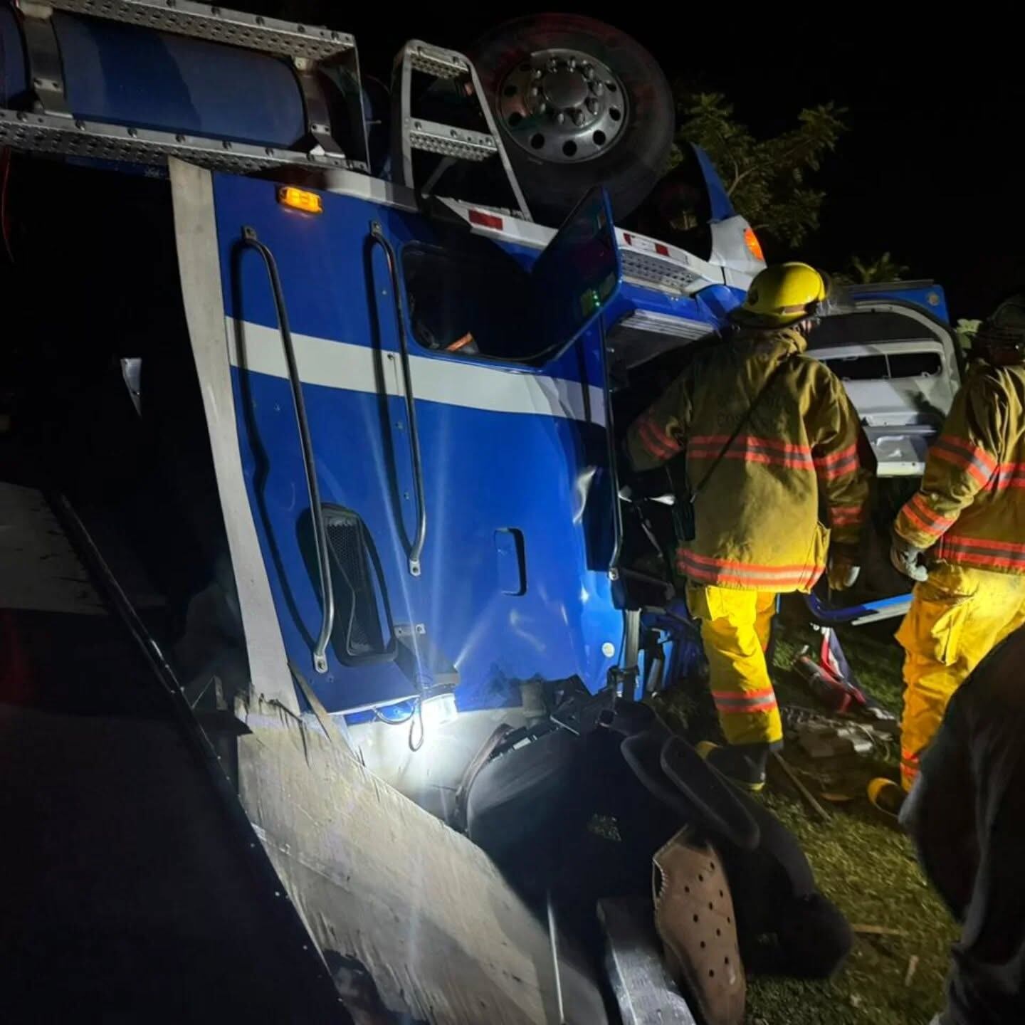Un hombre, quien en apariencia manejaba el camión, perdió la vida en el accidente. Foto Zona Alta Monteverde.