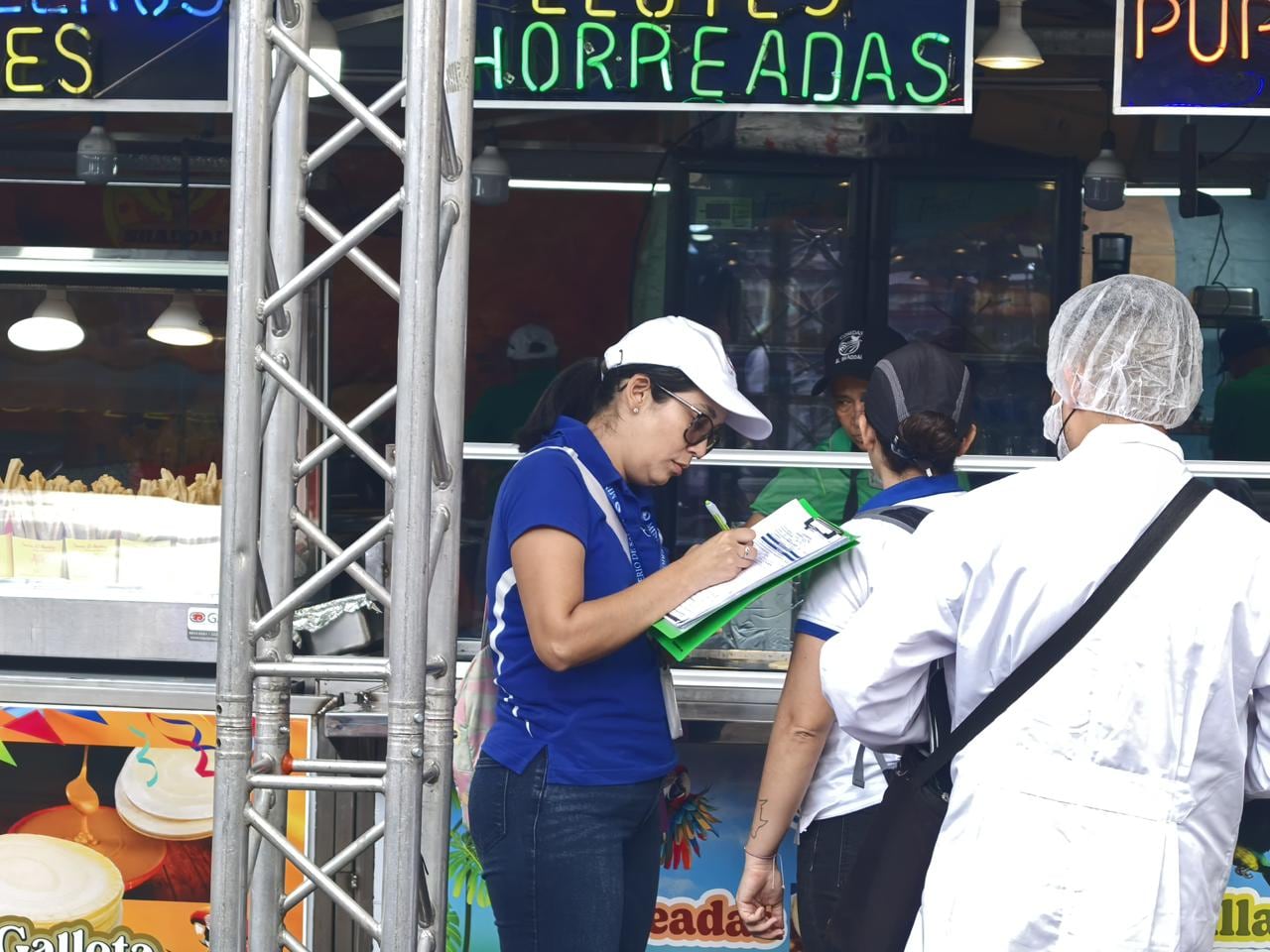 Los festejos populares son eventos masivos que reúnen a personas de todo el país como parte de las celebraciones de fin y principio de año. Estas actividades se desarrollan en el Campo Ferial de Zapote, en el sector de Curridabat y en Belén de Heredia, y cuentan con la autorización sanitaria correspondiente.