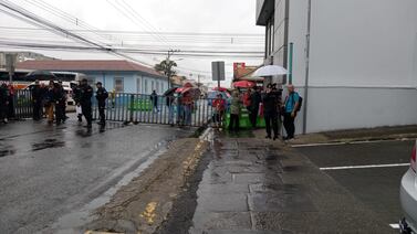 Profesores denuncian que no los dejan entrar al lugar donde llegará Laura Fernández a recibir la antorcha