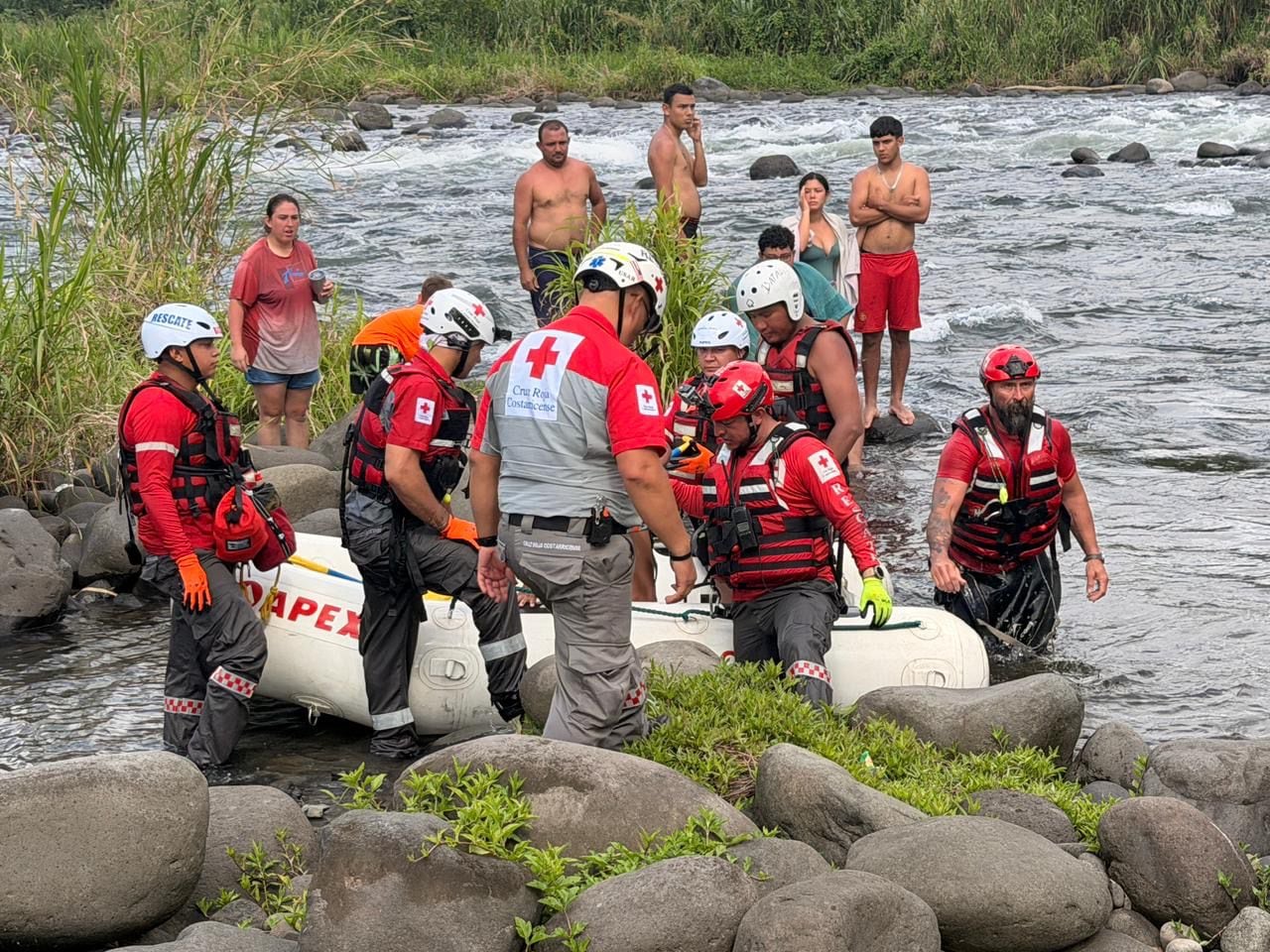 Otro milagro de Viernes Santo se vivió en Sarapiquí, específicamente en medio de las peligrosas aguas del río Reventazóna al rescatar una niña de 12 años y un adulto.