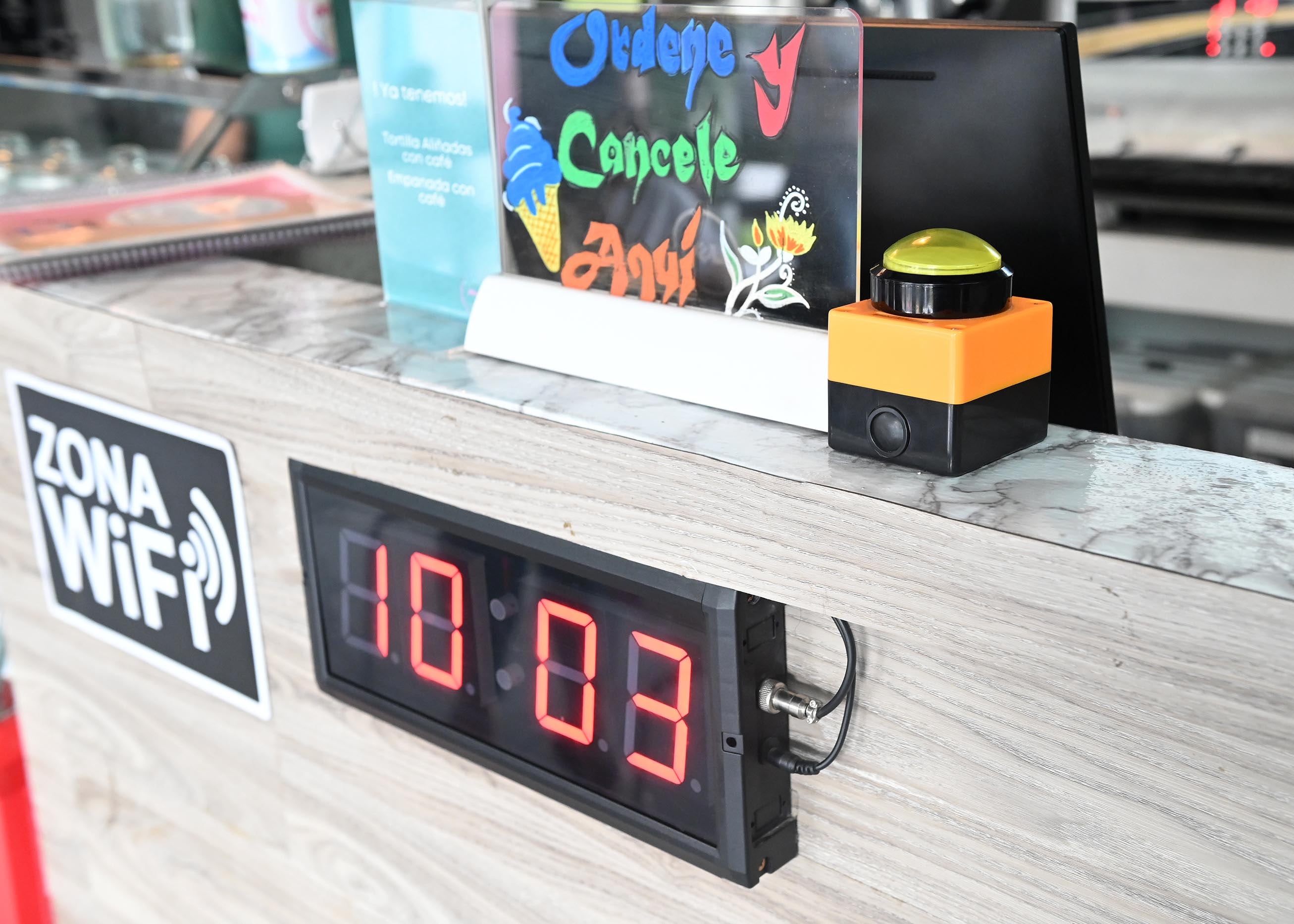 21 de julio del 2025. Visita a la Heladería Mimos ubicada en San Lorenzo de Heredia. Nota de la Teja sobre lugares para visitar.  Mimos ofrece variedad de helados, ensaladas de frutas, crepas, además de café y repostería. En la foto: Entrevista a la dueña de la heladería y fotos generales de las instalaciones y tipos de helados.