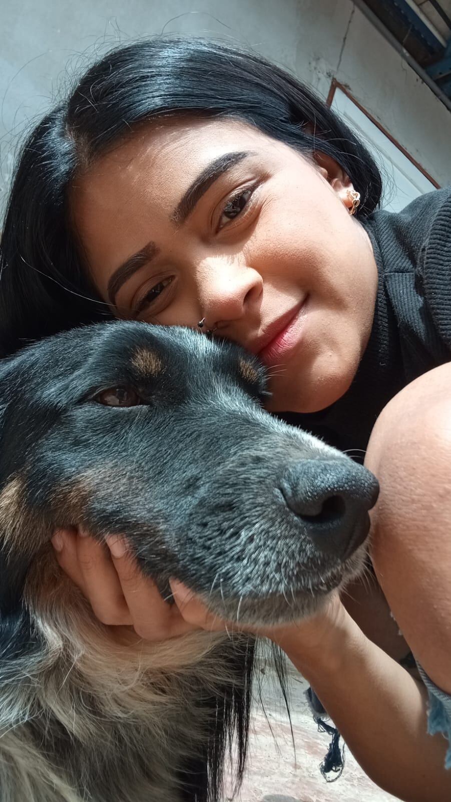 Otto fue rescatado durante la Romería del 2025 y adoptado ese mismo 2 de agosto por la familia de doña Nancy Sánchez, quien asegura que la Virgencita de los Ángeles se lo puso en el camino. Una de las hermanitas humanas de Otto, Alondra, otra que lo quiere demasiado y lo chinea a cada rato.