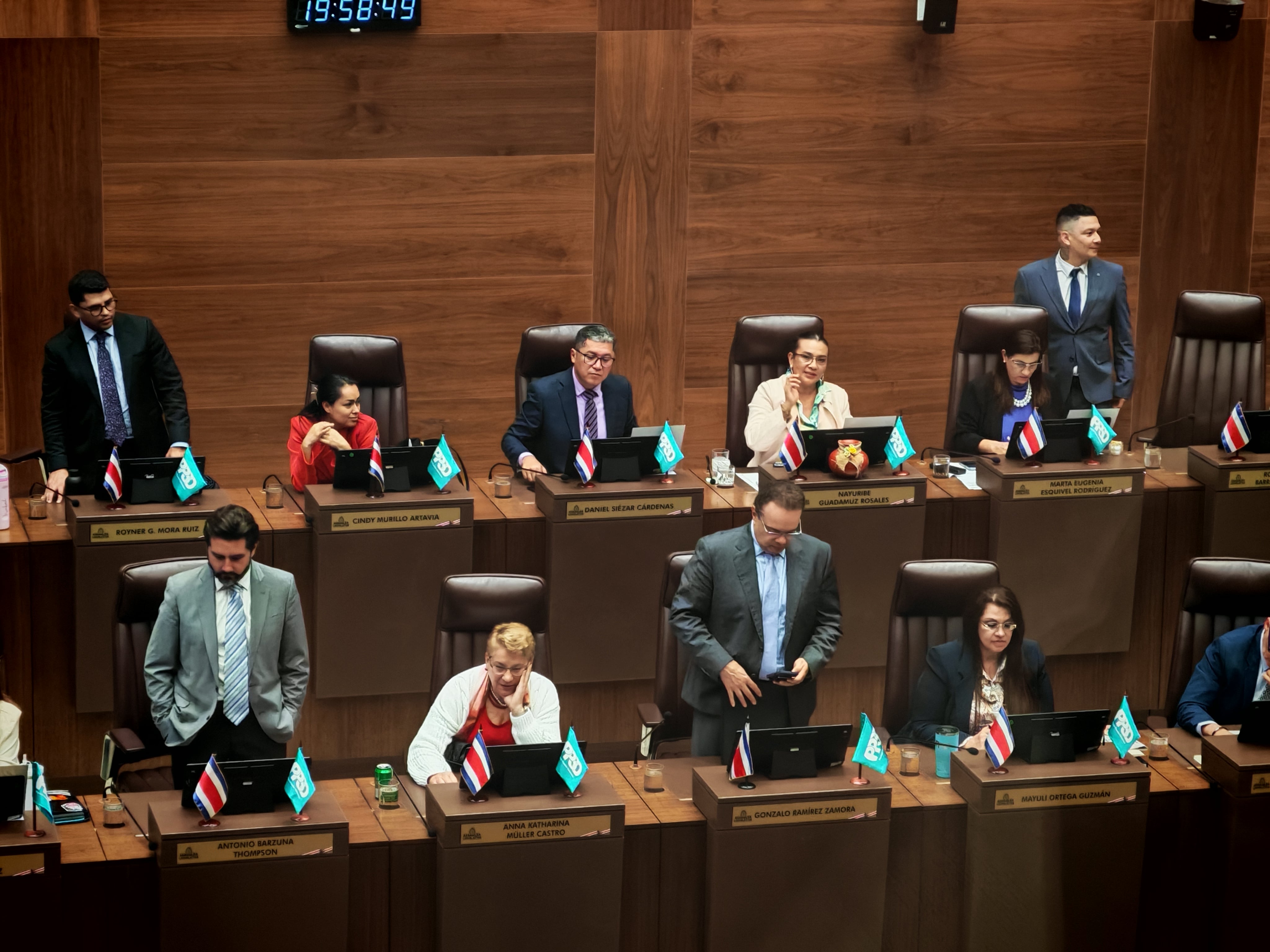 Diputados en el plenario legislativo