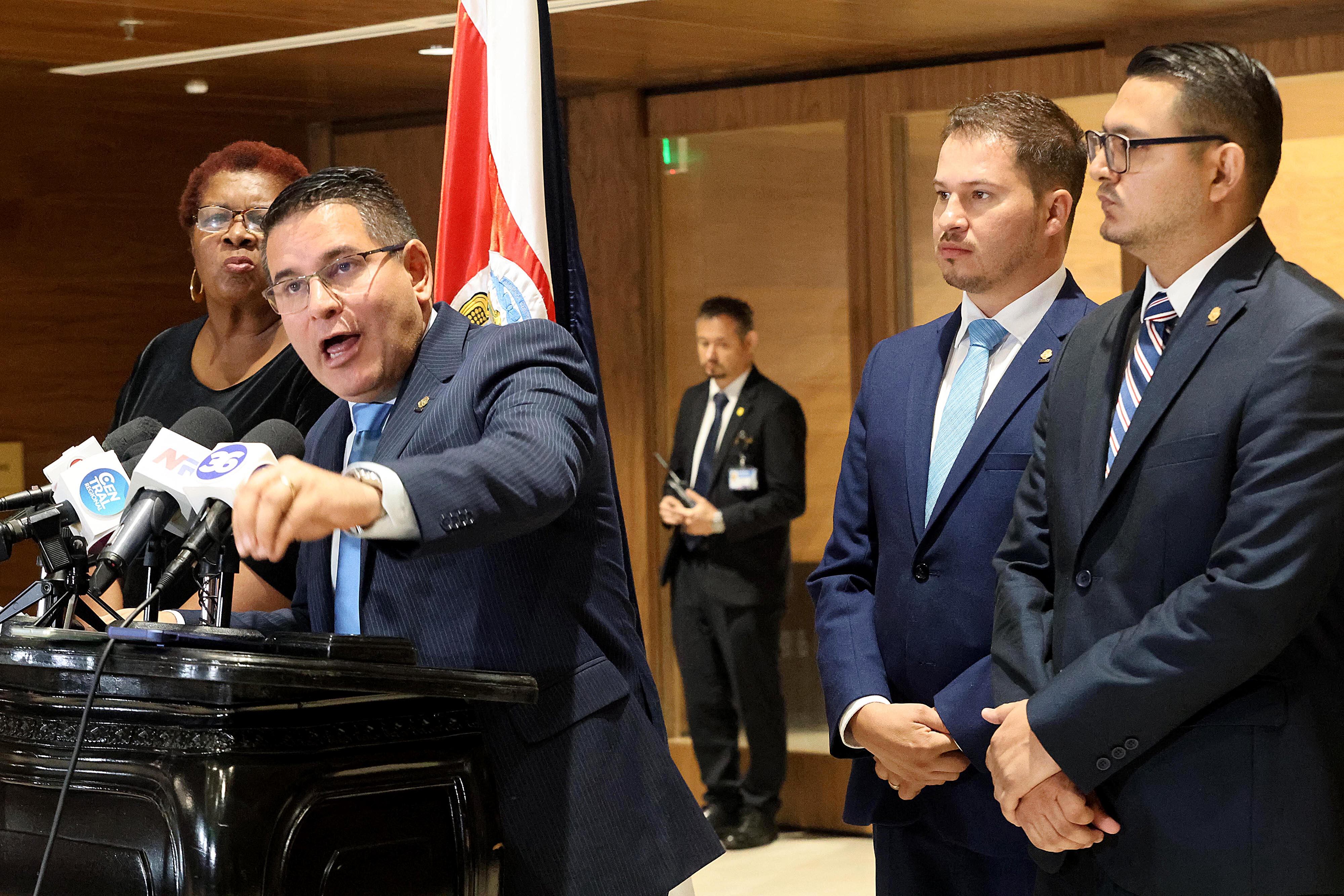 29/04/2024 Asamblaea Legislatia. Diputados del partido Nueva República, liderados por Fabricio Alvarado, pidieron la renuncia del partido y desistir de la candidatura a la vicepresidencia de la Asamblea Legislativa, de la diputada Gloria Navas si no se retracta de declaraciones emitidas hace unos días. Foto: Rafael Pacheco Granados