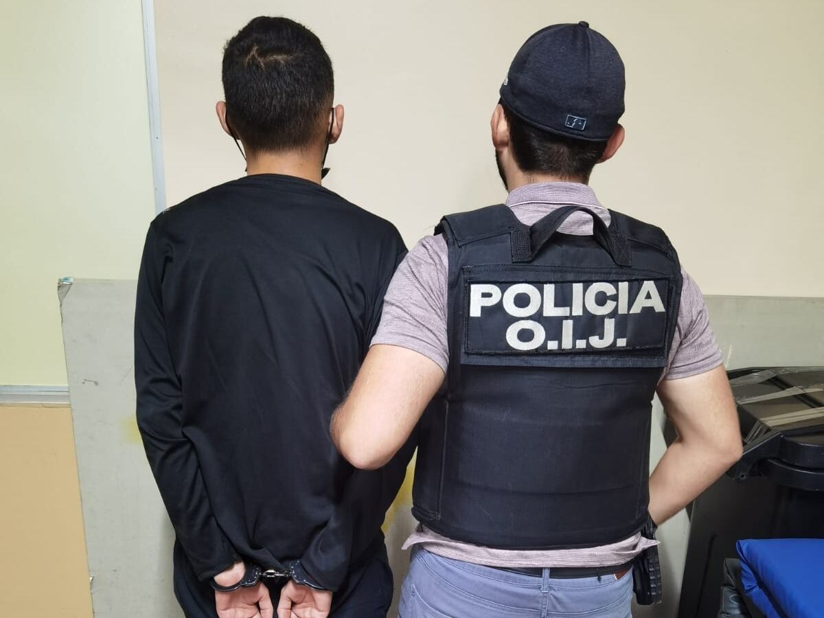 El vehículo de los sospechosos es ligado con al menos 17 causas de asalto. Foto OIJ.