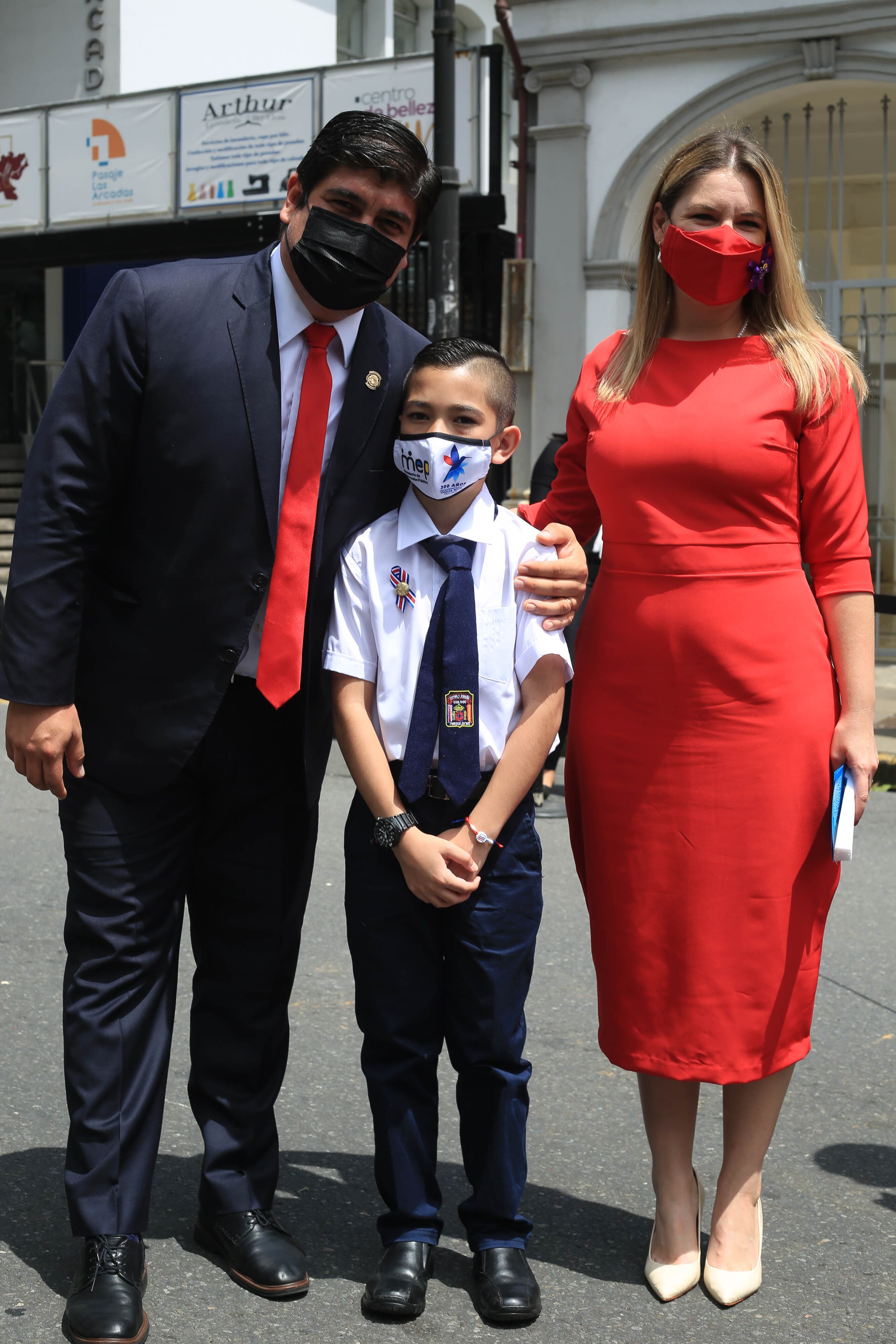 Acto Cívico Celebración de los 200 años de vida independiente y soberana, Bicentenario de Costa Rica, 15 Setiembre 2021. En la plaza Juan Mora Fernández. En la imagen el estudiante de la Escuela España, Kayleb Hidalgo Madrigal con el presidente del país, Carlos Alvarado, y la primera dama, Claudia Dobles.