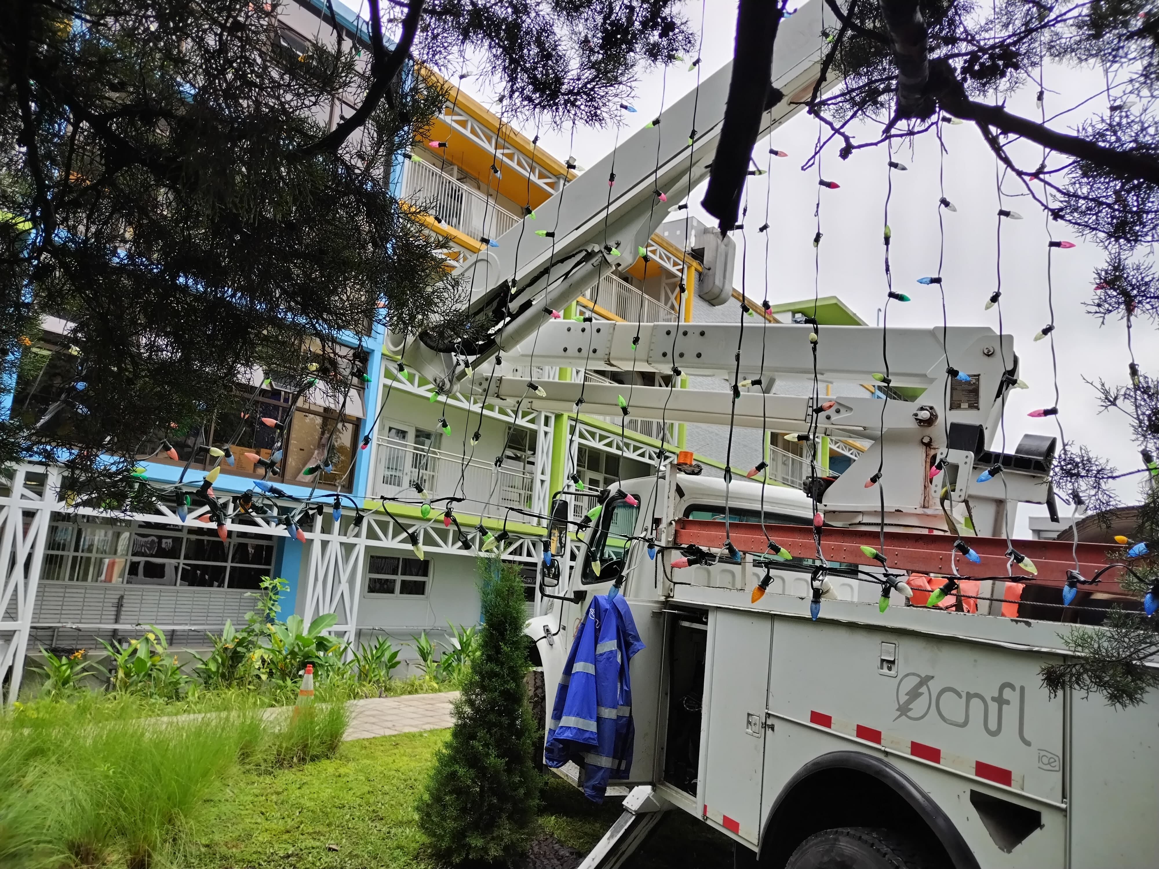 Tremenda alegría nos llevamos cuando pudimos confirmar que al arbolito de Navidad del Hospital Nacional de Niños (HNN) ya le están poniendo las lucecitas que iluminarán la alegría de miles de niños en todo el país, principalmente, a los pequeñitos que están en ese hospital.
