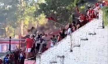 Las personas quedaron en el suelo tras la caída repentina de las gradas.