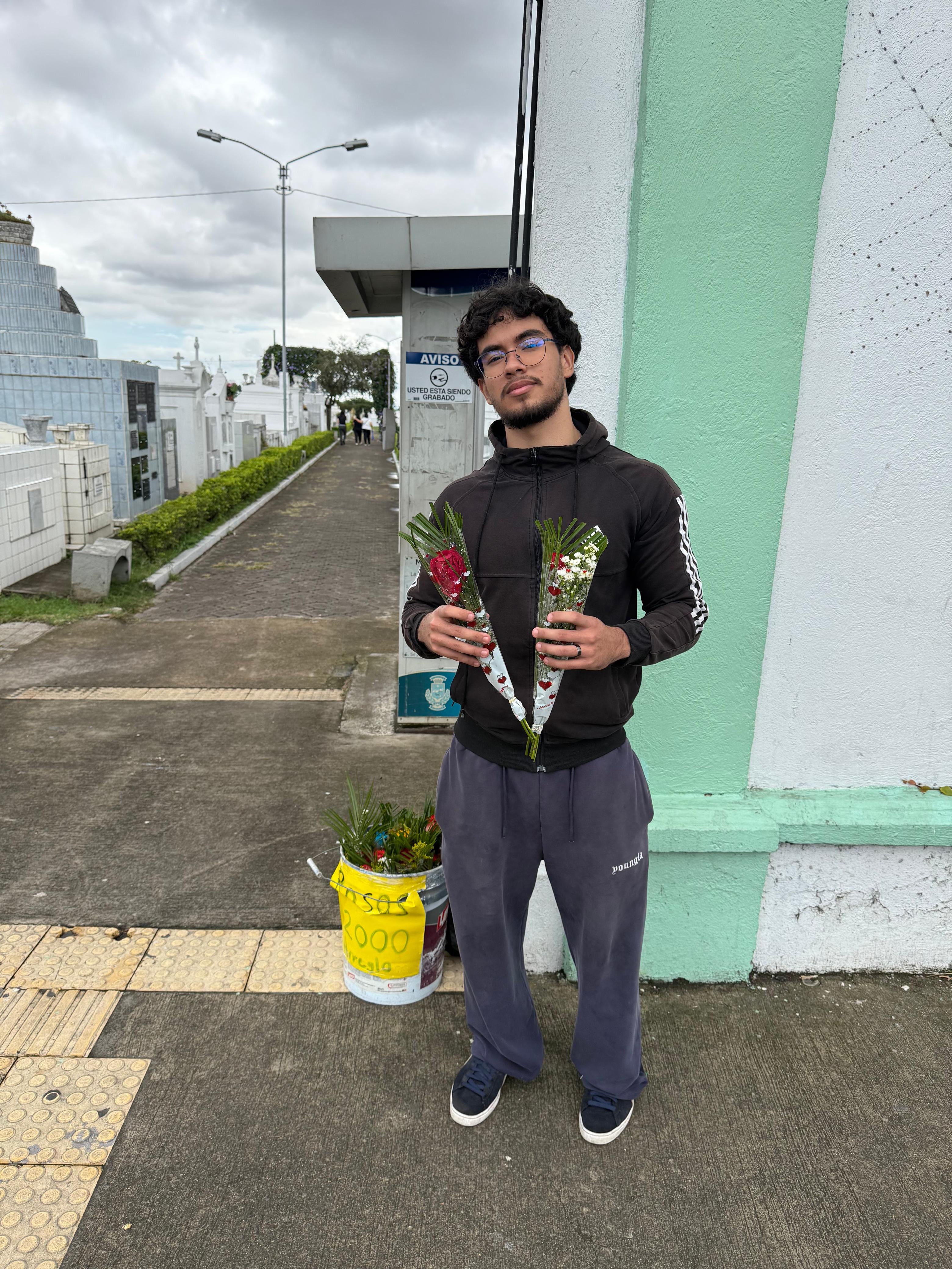 El sábado 15 de agosto del 2026, Día de las Madres, realizamos un recorrido por tres cementerios en San José: el Obreros, el General y el Municipal de Desamparados. En la foto, Joseph Poveda quien estudia en el CTP de Hatillo y sueña con ser ingeniero.