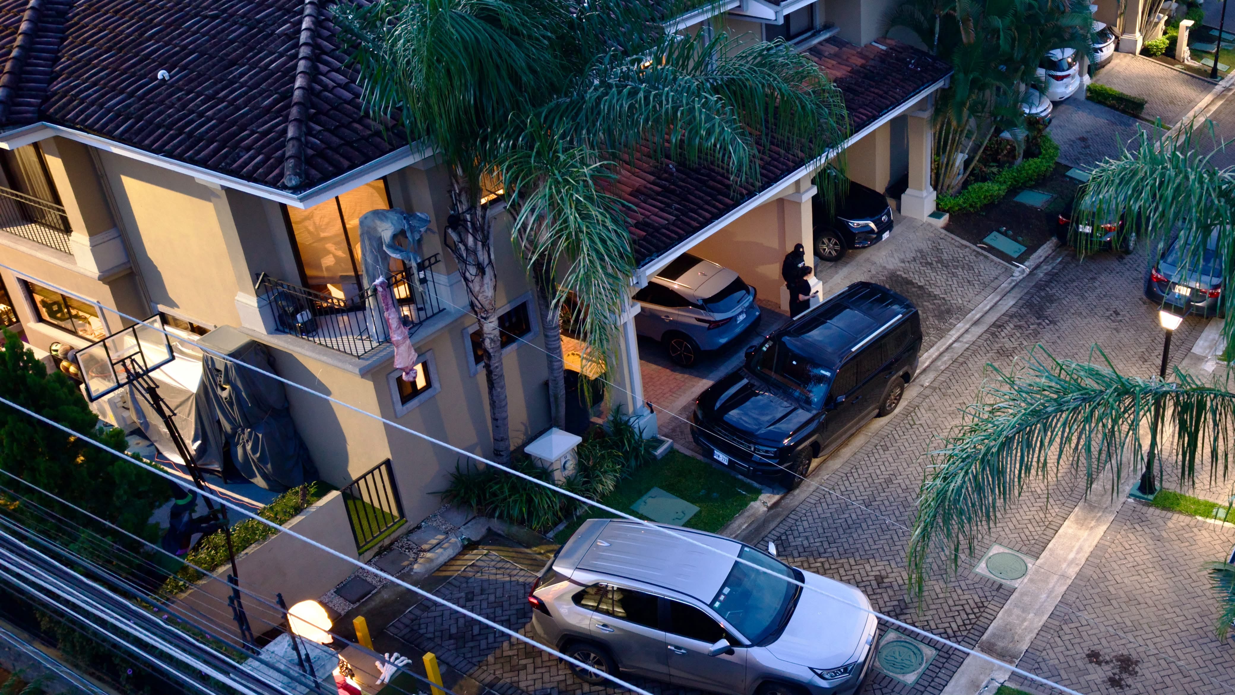 Los agentes del OIJ ingresaron a un condominio en Santa Ana donde reside el productor de eventos, Don Stockwell, este 7 de octubre de 2026.