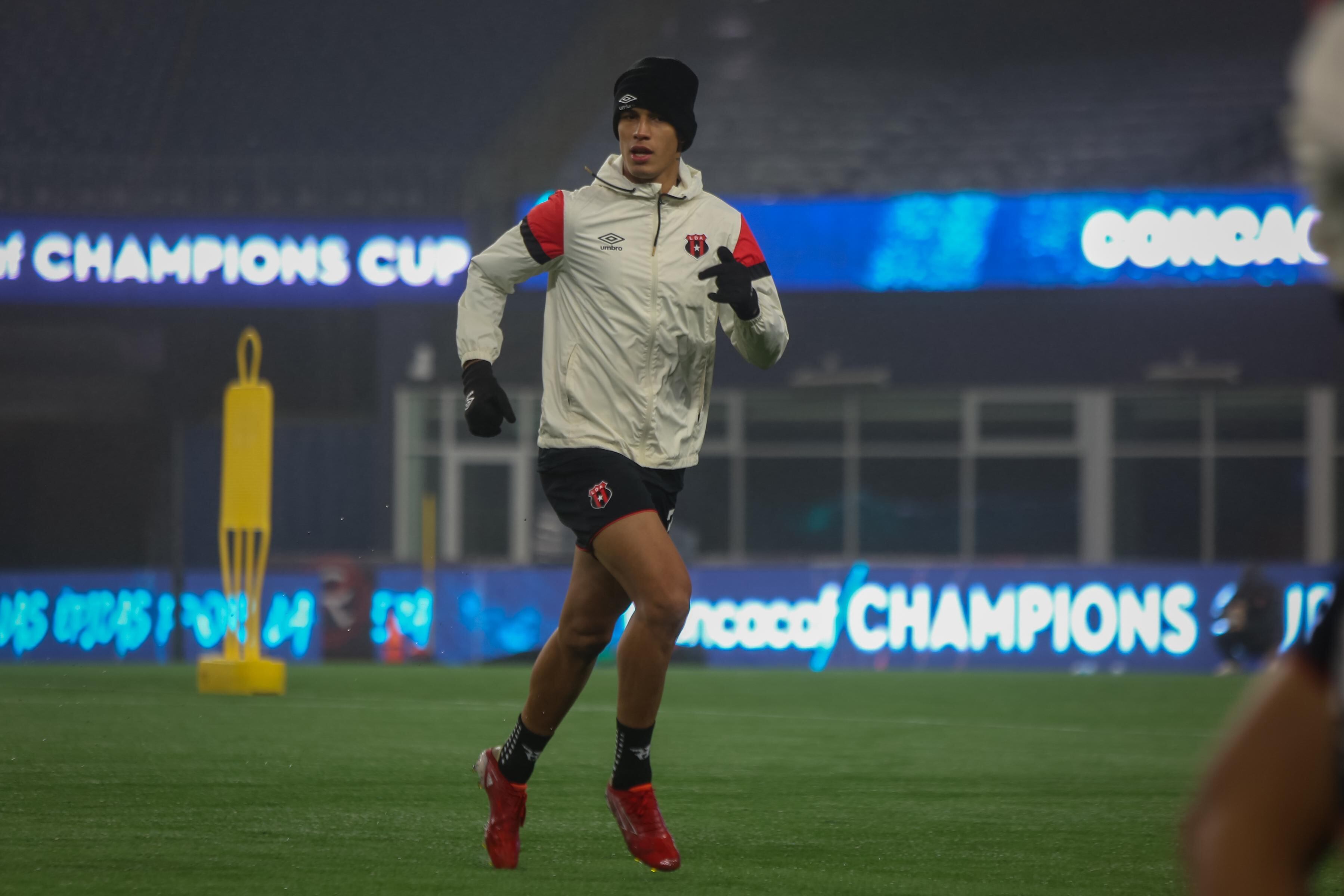 Fernando Lesme se entrenó con jacket, guántes y gorro en el Gillette Stadium.