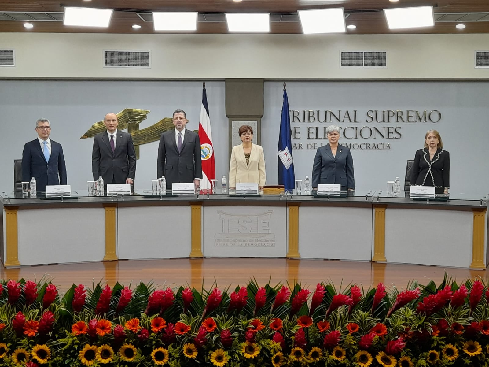 Este miércoles 27 de abril, a las 9 de la mañana, el Tribunal Supremo de Elecciones (TSE) entregó las credenciales al presidente electo, Rodrigo Chaves Robles, y a los dos vicepresidentes, Stephan Brunner Neibig y Mary Denisse Munive Angermüller
