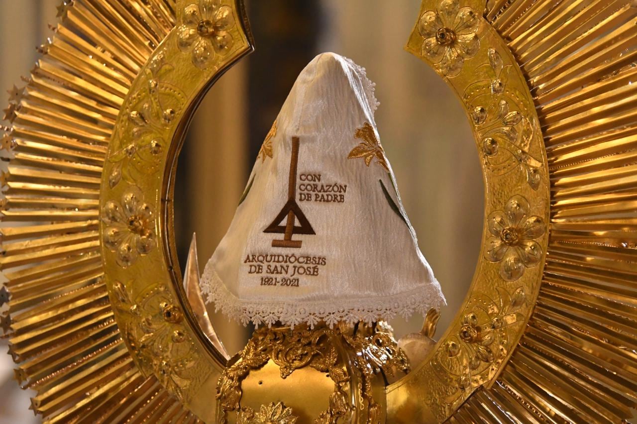 La tradicional Vestición, cambiarle el vestido el 1 de agosto de cada año a la Virgen de Los Ángeles en Cartago, se realizó ese 2021. El vestido lo realizó la arquidiócesis de San José como parte de las celebraciones del bicentenario de nuestra democracia.