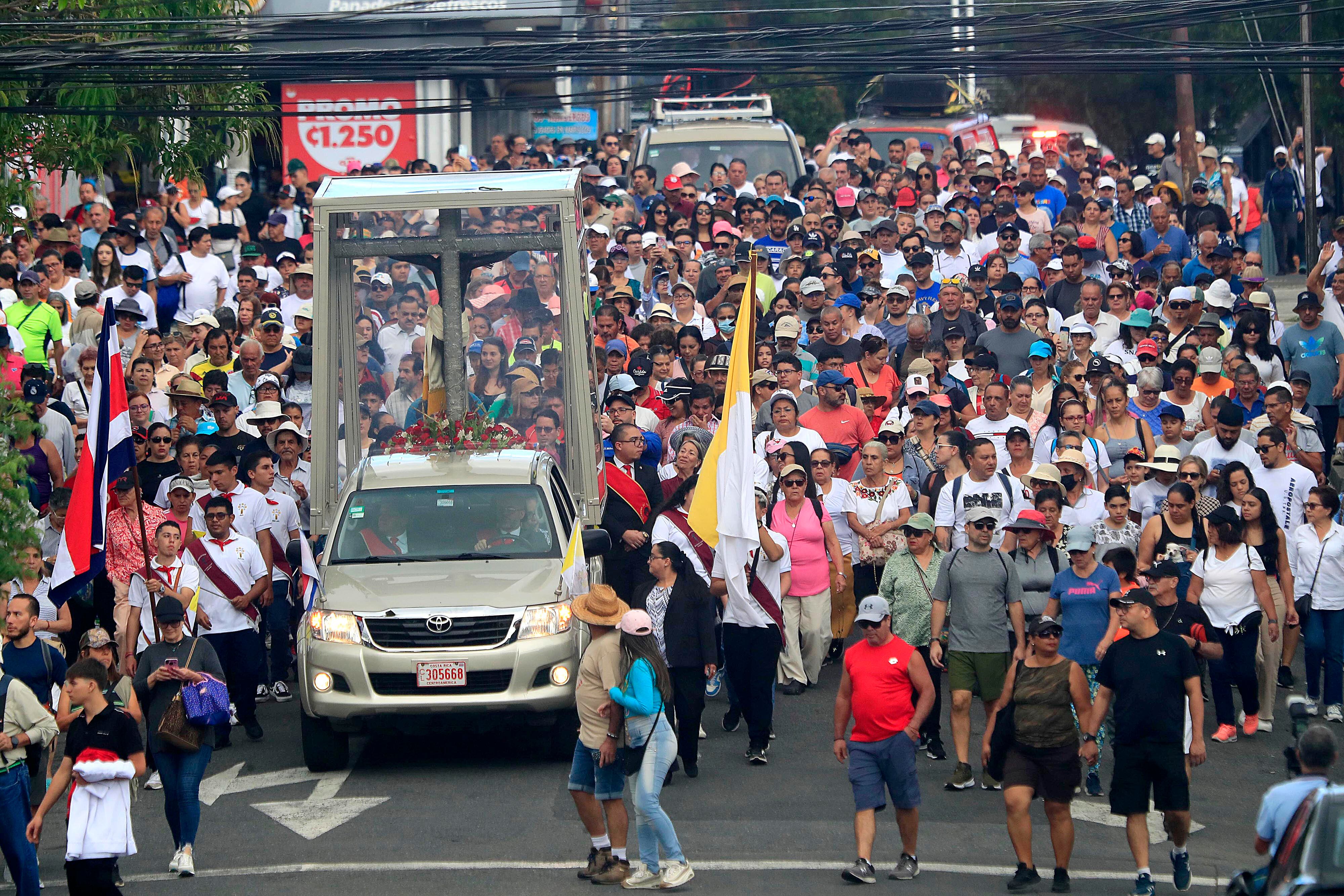 07/01/20023        San José. Romería con el Santo Cristo de Esquipulas desde la Catedral Metropolitana hasta la parroquia de Alajuelita, pasando por la comunidad de Cristo Rey conde el padre Sergio y los colaboradores de Obras del Espíritu Santo también le dieron el acostumbrado especial recibimiento de todos los años. La pequeña peregrinación también pasó por Sagrada Familia y Hatillo antes de llegar a su destino final.