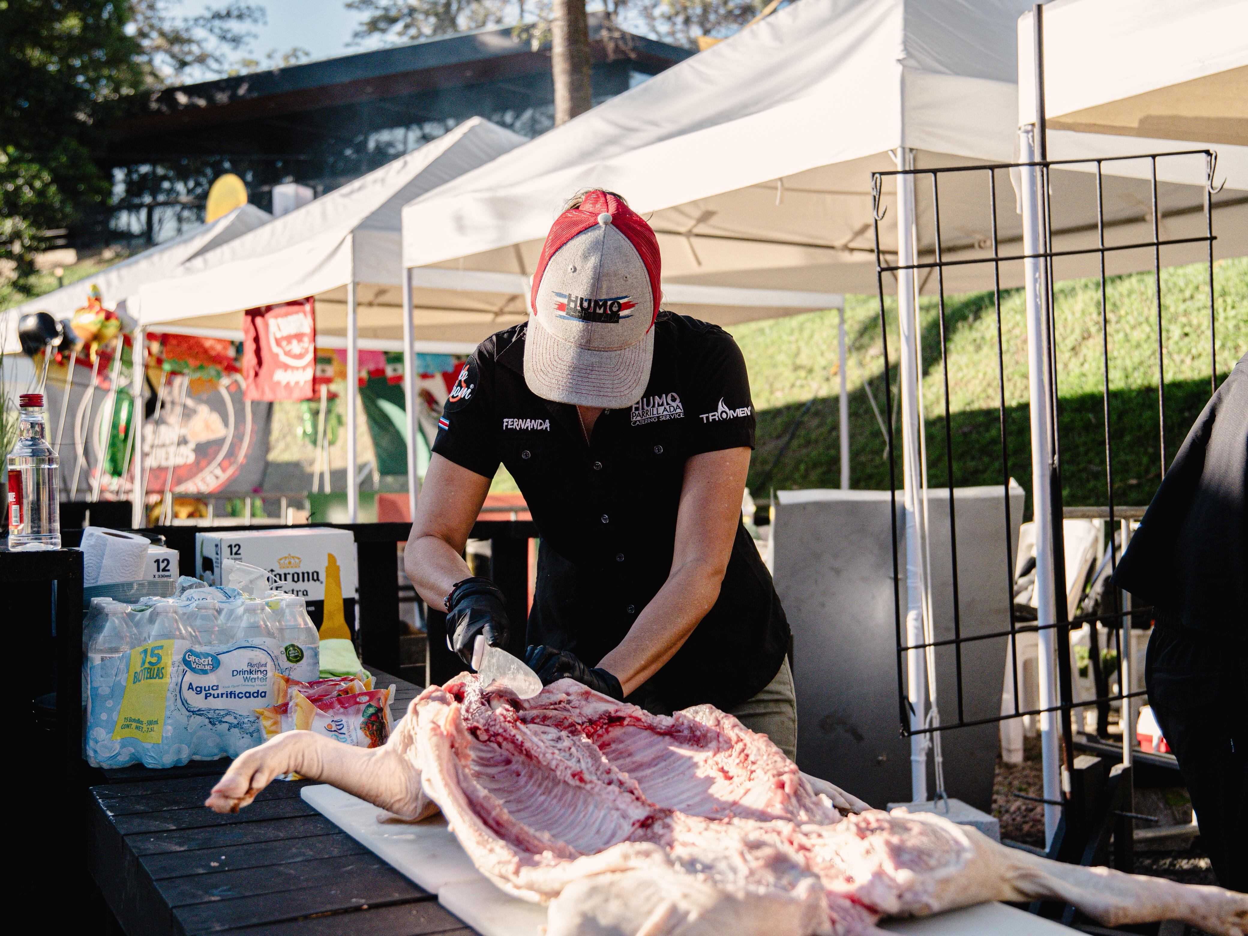 María Fernanda Molina Villalobo el fuego no la quema, más bien le cocina el corazón. Esta alajuelense de 42 años acaba de coronarse como la mejor parrillera de lechones de toda Centroamérica tras ganar el primer lugar en el “Master Grill Lechón Challenge 2025”.El equipo Humo Parrillada lo integran, además de María Fernanda, los chefs Carlos Soto, Braulio Zúñiga y Roy Pearzon