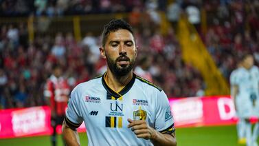 Fedefutbol toma decisión con Josué Ugalde, el árbitro que expulsó a Marvin Angulo