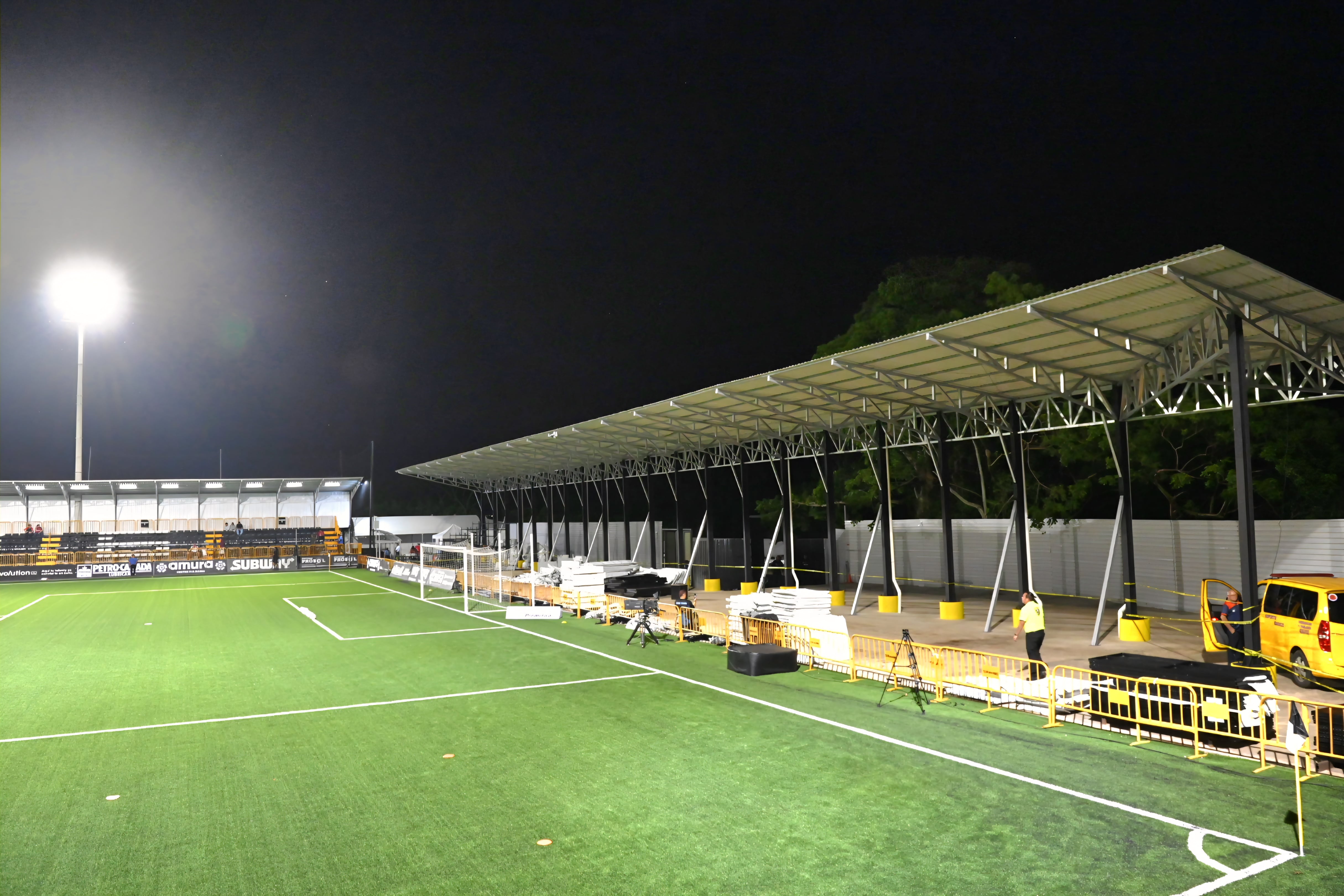 25 de julio del 2026. Estadio Puente de Piedra, Grecia. 20:00 hrs. El equipo Sporting FC se enfrenta a la Liga Deportiva Alajuelense en la jornada 1 del Torneo de Apertura del Campeonato Nacional de fútbol de Primera División. En la foto: los técnicos Andrés Carevic (Sporting) e Ismael Rescalvo (LDA). Acciones durante el juego. Foto: Albert Marin.