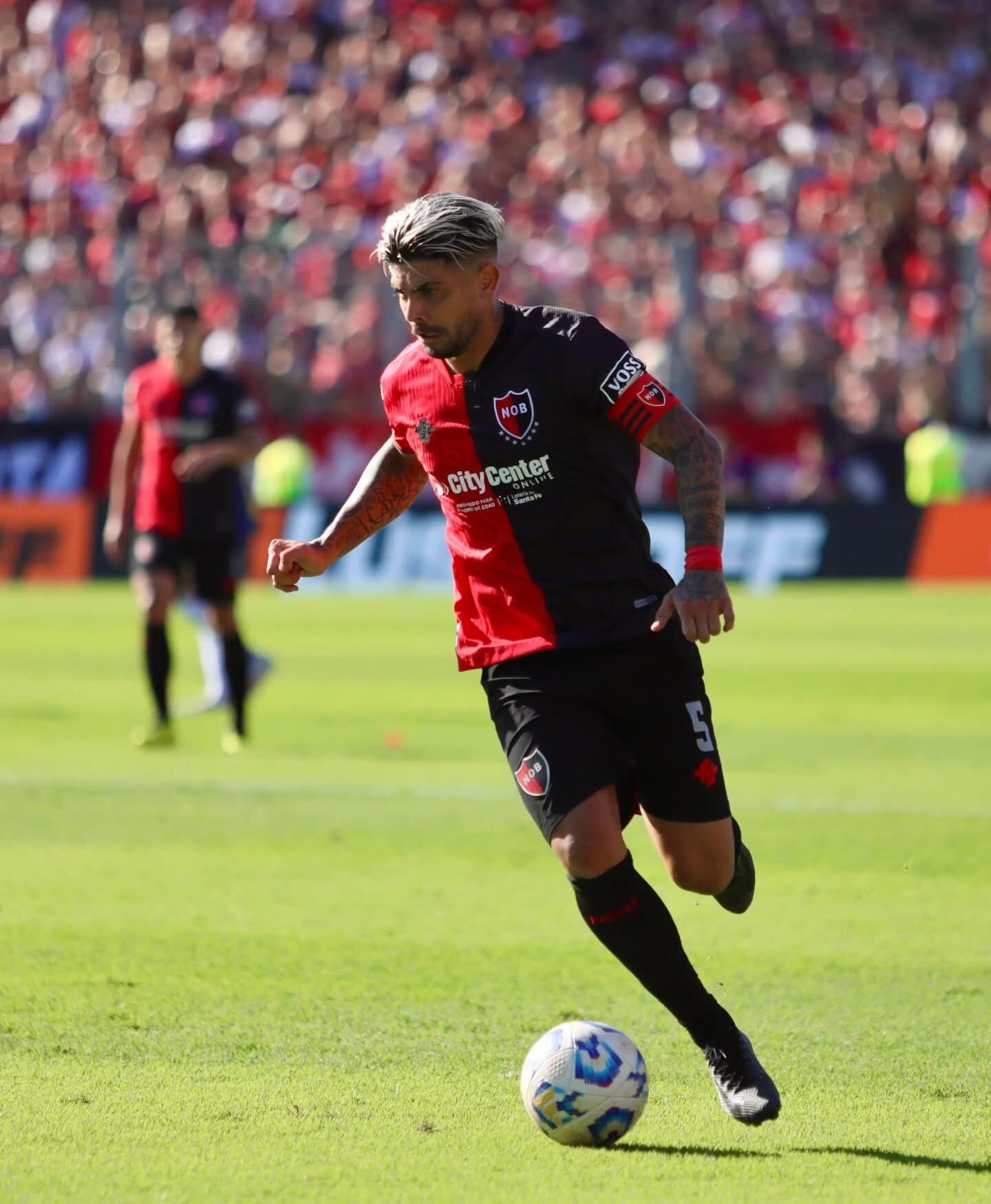 Éver Banega ilusiona a los aficionados del Newell’s Old Boys en el clásico ante Rosario Central. Foto tomada de X Newell’s Old Boys.