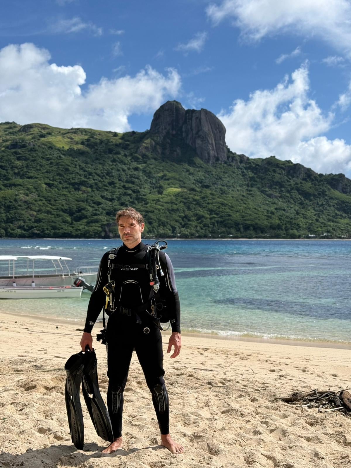 Aldo Blando Serrano, vecino de Barrio Córdoba, San José, tenía una vida que muchos conocen bien: trabajaba en un call center, había dejado la universidad y sentía que su futuro estaba prácticamente definido contestando cientos de llamadas al día.