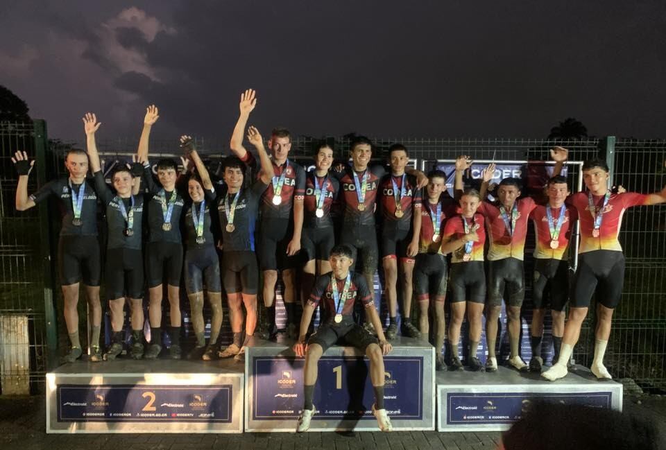 En el relevo por equipos del ciclismo de montaña Alajuela logró el oro, Pérez Zeledón la plata y Belén el bronce.