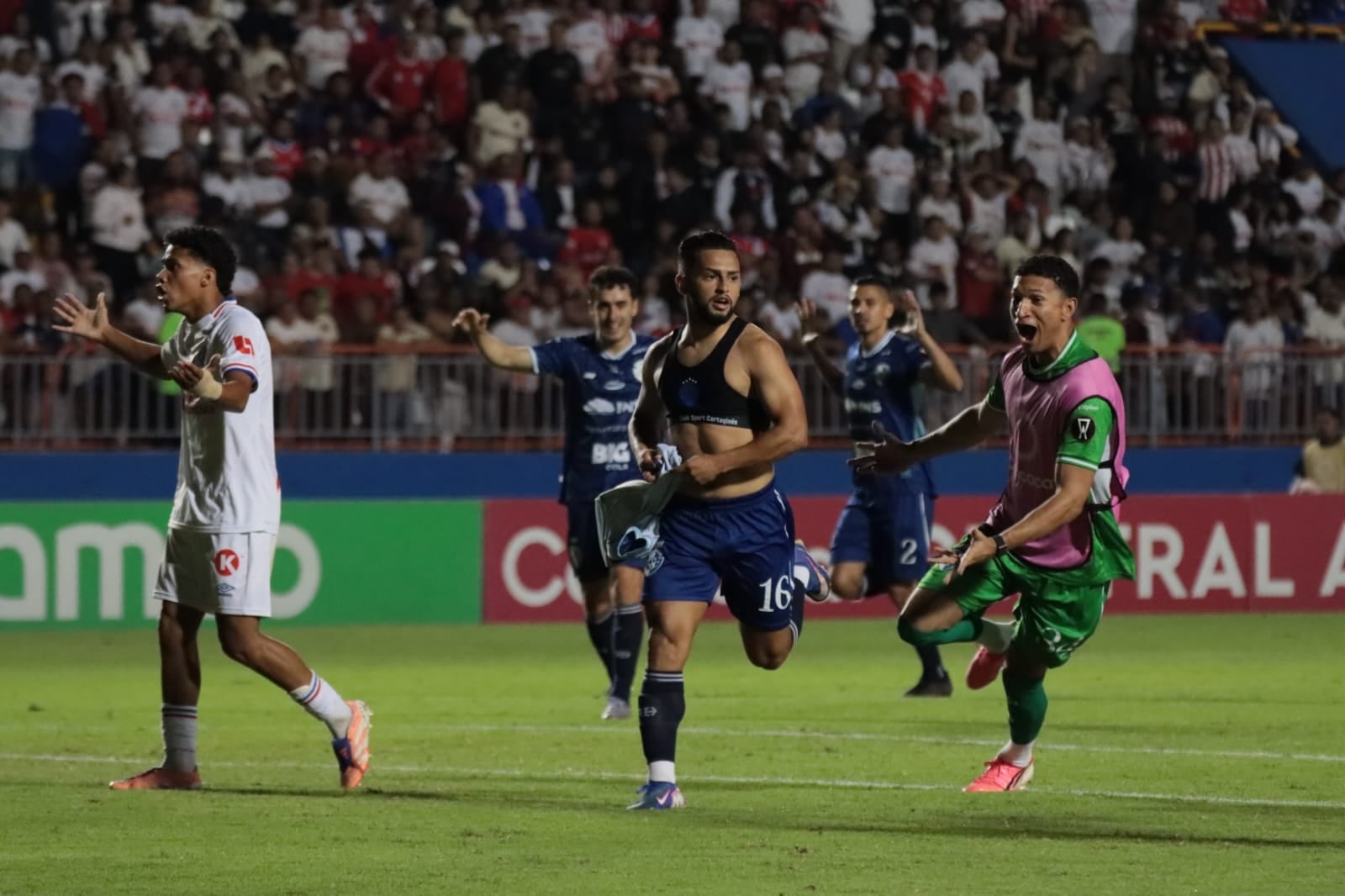 Geancarlo Castro terminó de sentenciar la serie entre Cartaginés y Olimpia. Los brumosos son finalistas en la Copa Centroamericana.