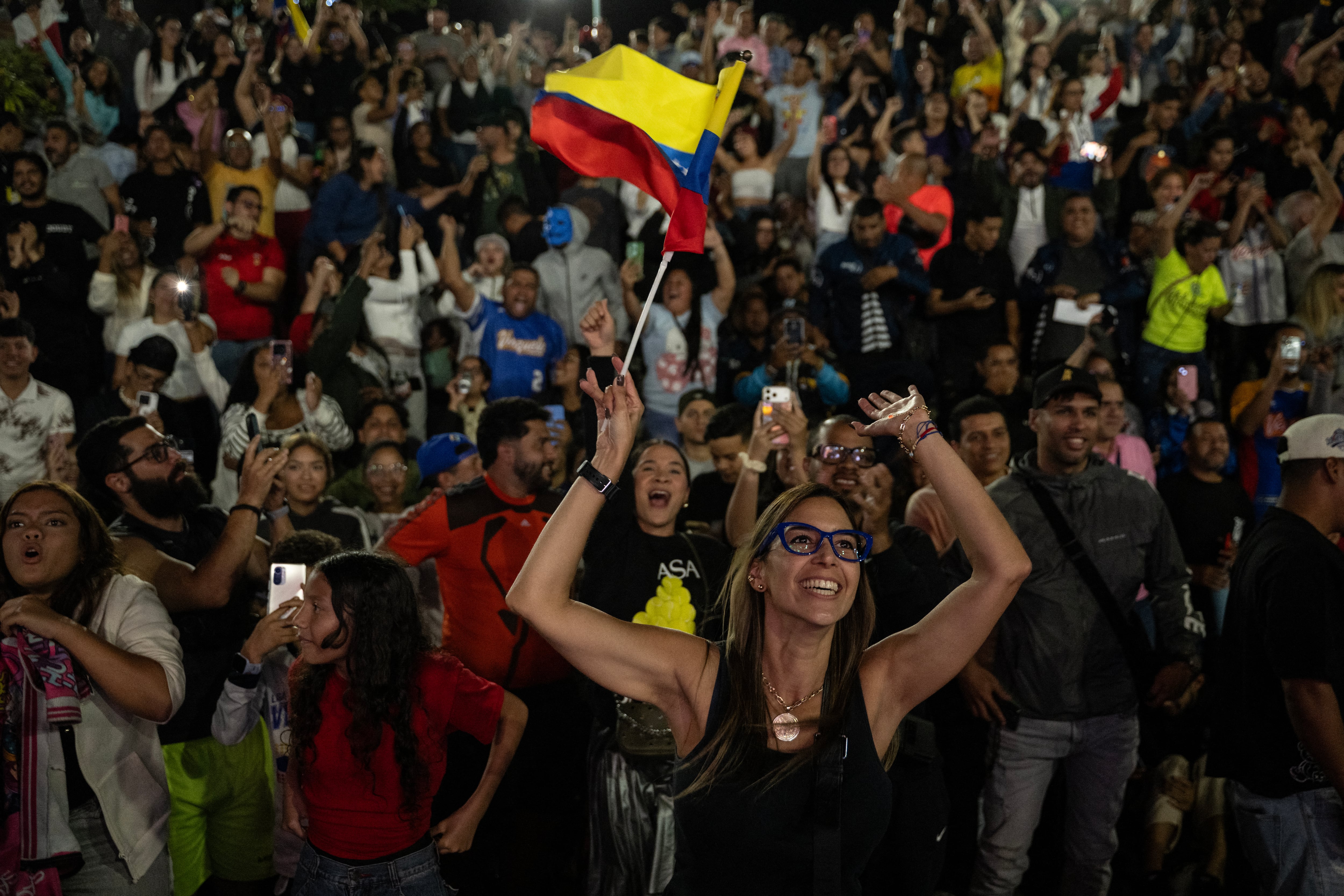 Venezolanos celebraron la victoria del clásico de béisbol, ante Estados Unidos. Foto: AFP.