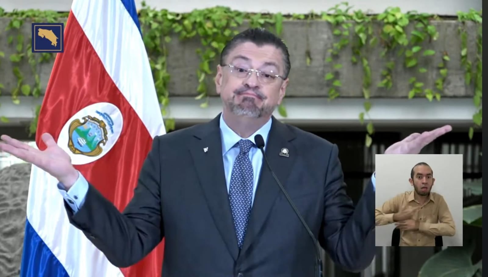 El presidente Rodrigo Chaves calificó como "víctimas" a población LGTBI y anunció derogación de decreto que protege derechos de estas personas.