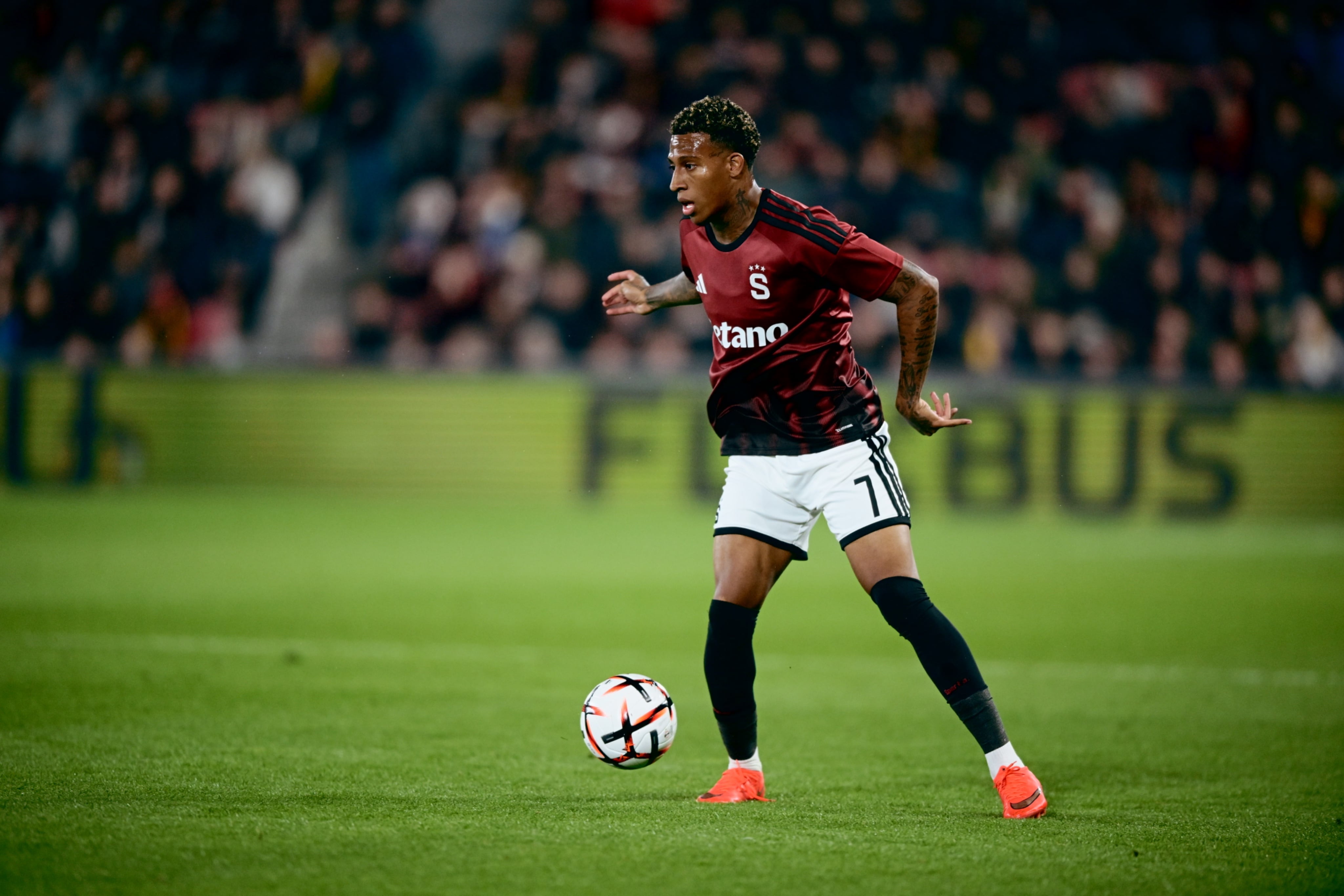 Josimar Alcócer tuvo un gran partido en la Europa League este jueves con el Sparta Praga de República Checa.