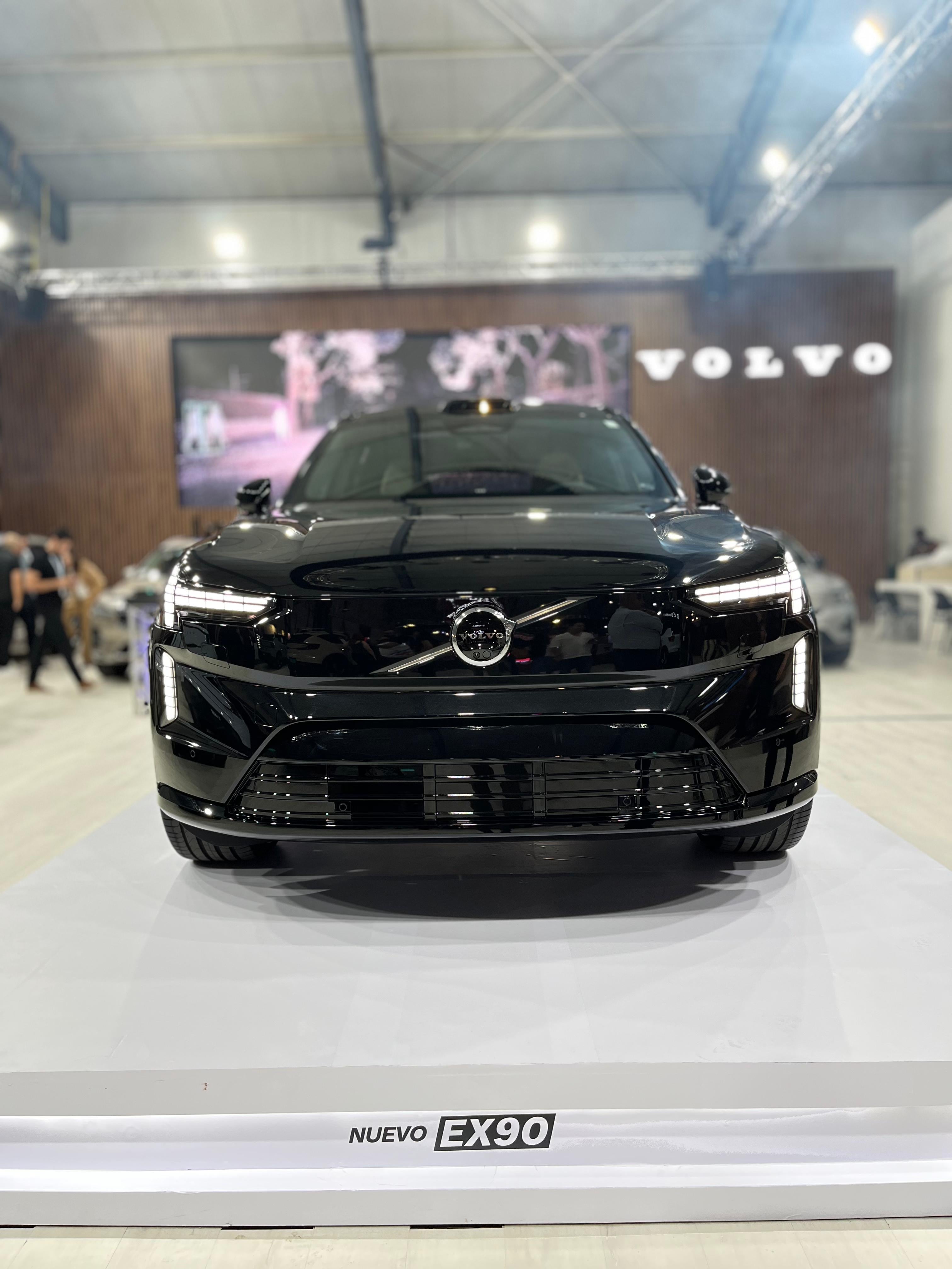 el Volvo EX90 ya está en Costa Rica y fue presentado al país la noche del pasado jueves 20 de marzo, cuando arrancó la Expomóvil 2025, que se lleva a cabo en el Centro de Eventos Pedregal.