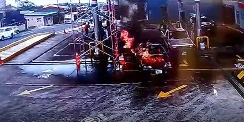 Al parecer. la situación se dio debido a una fuga de combustible en el carro. Captura de video.