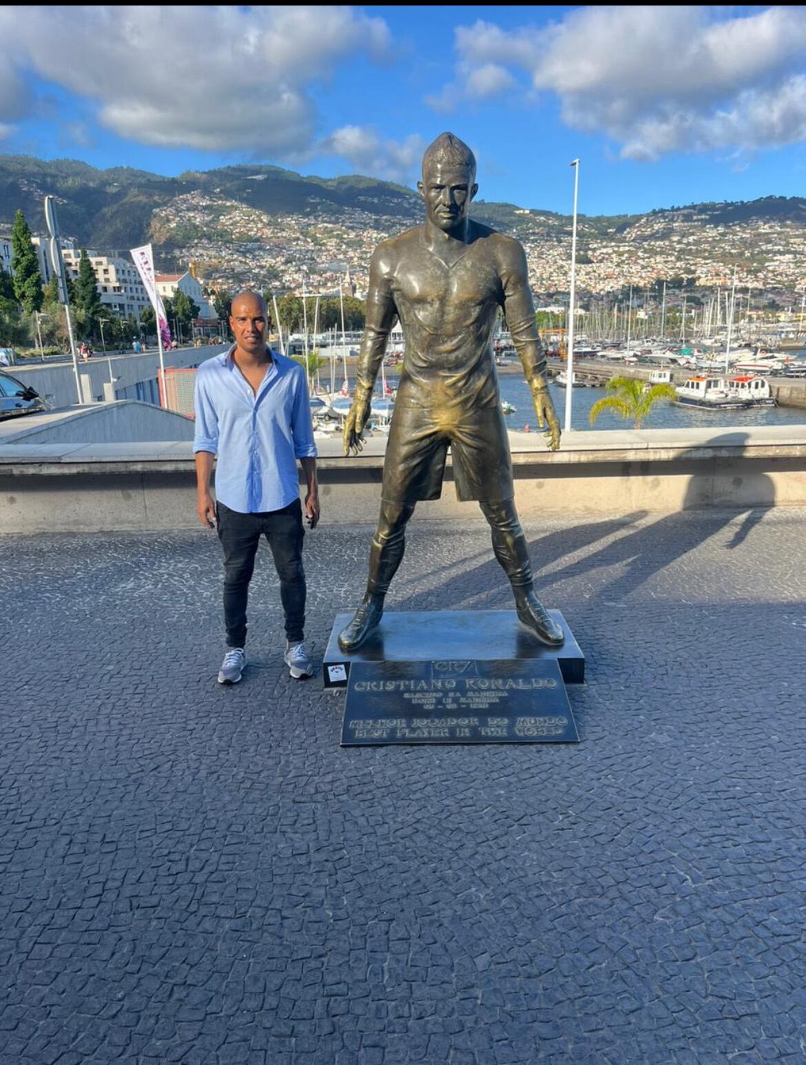 Douglas Sequeira con la estatua de Cristiano Ronaldo