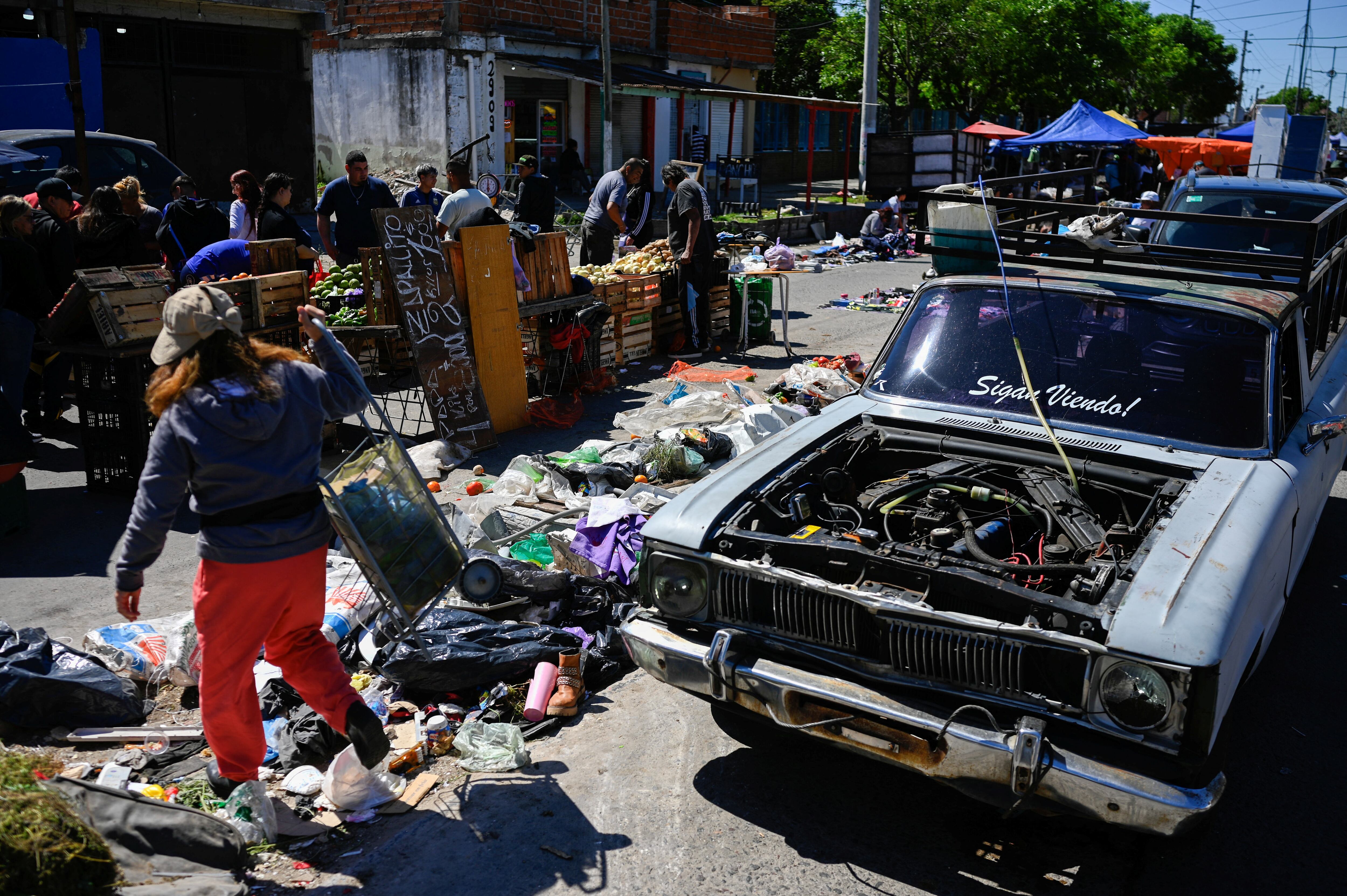 Entre ferias improvisadas y calles saturadas, la crisis económica en Argentina obliga a muchos a sobrevivir del comercio informal.