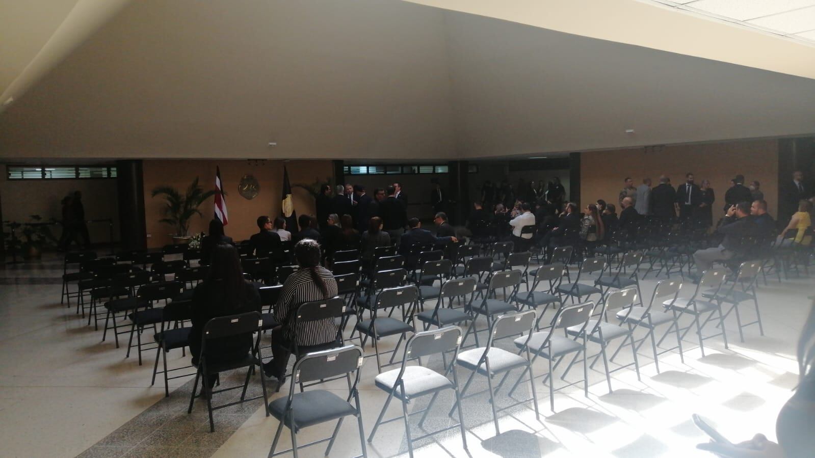 Decenas de personas se acercan el edificio del OIJ para darle el último adiós a Walter Espinoza. Foto cortesía para La Teja.