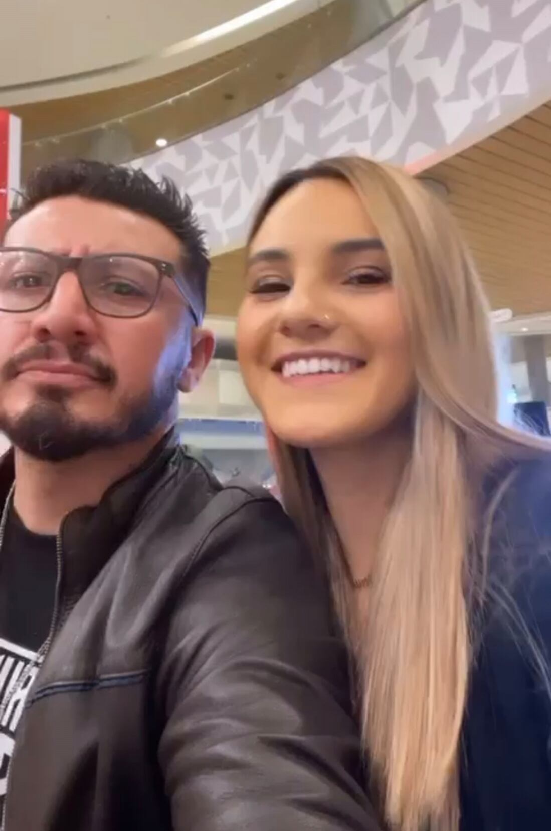 Luis Carlos Monge y su novia Mitzi Solís