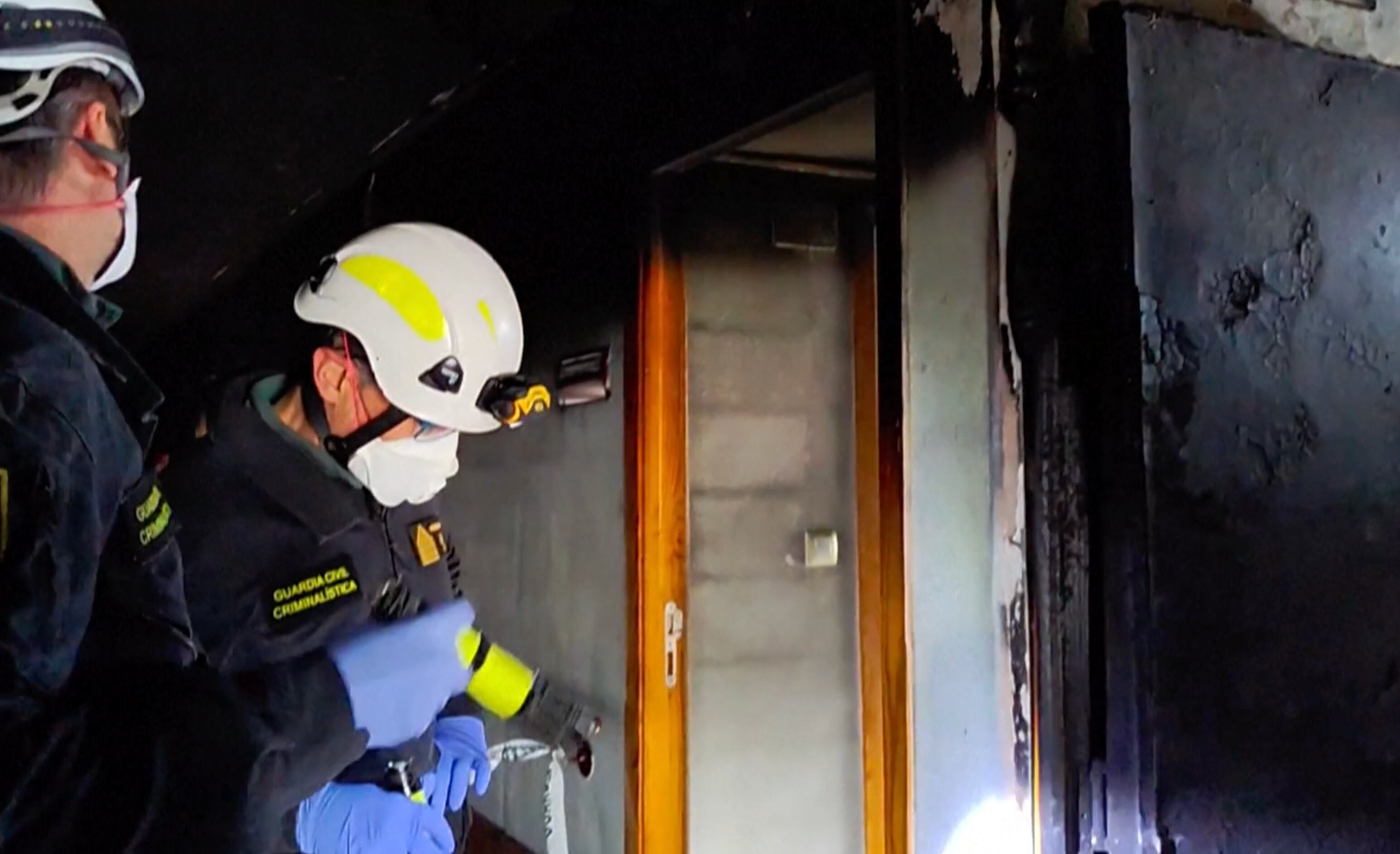 La Guardia Civil inspecciona el asilo Jardines de Villafranca, en Villafranca de Ebro, tras el incendio que dejó 10 muertos y 2 heridos graves. Foto: captura de un video de AFP