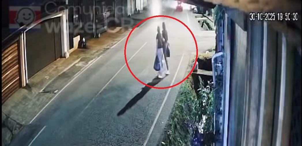 Las mujeres fueron embestidas por la motocicleta cuando trataban de cruzar ambos carriles. Foto Waze CR.