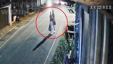 Video muestra el horrible accidente en el que dos muchachas fueron atropelladas por moto en Alajuela