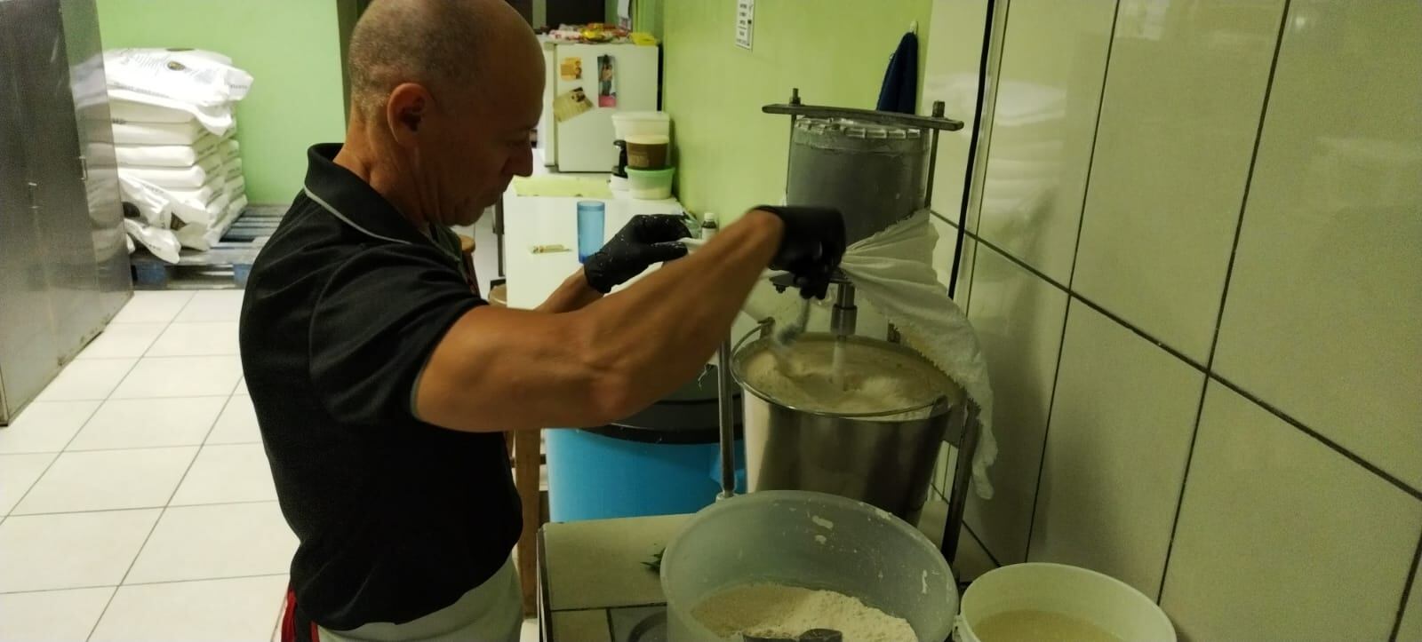 El pasado martes 28 de marzo, como a las 11 de la mañana, el tallercito de hostias de la Conferencia Episcopal nos abrió sus puertas para que pudiéramos compartir con ellos justo en una época cargaditica de trabajo, los días antes de Semana Santa. En la foto, Alejandro Hidalgo, un desamparadeño que tiene 23 años de experiencia haciendo hostias