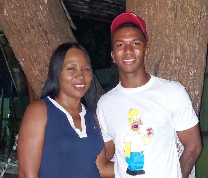 Mirta Mitchell disfruta al ver a su hijo Jeyland Mitchell realizado como futbolista de Liga Deportiva Alajuelense.