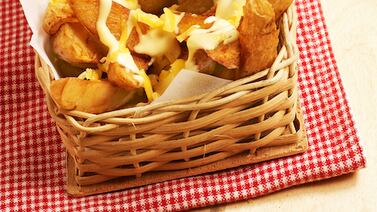 Medialunas de papa con salsa de queso cheddar